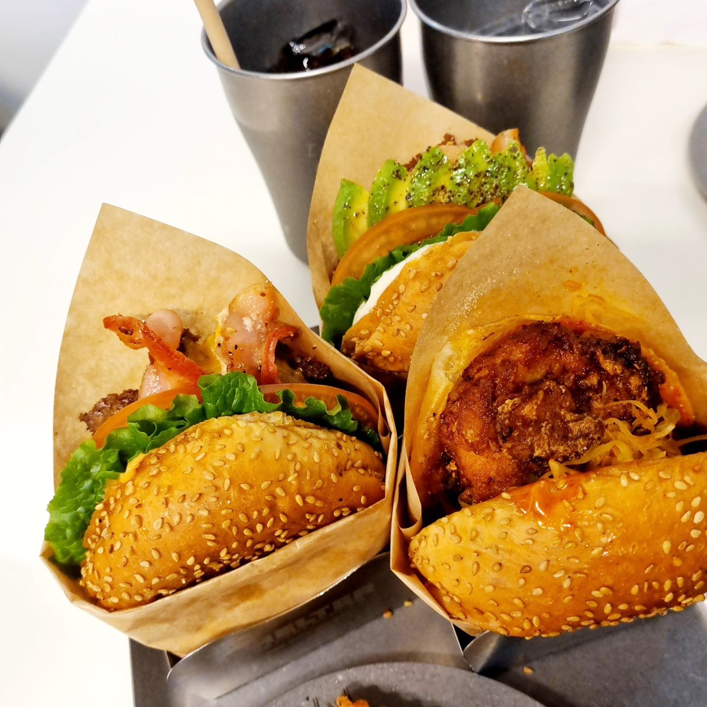 #협찬

드디어 만난 목동수제버거 맛집!
목동 쉘터버거에 다녀왔어요.

등촌역 깨비시장 골목에 가까운 쉘터버거~
아보카도버거, 베이컨치즈버거, 치포틀치킨버거를 주문했어요.

오리지널 프라이즈와 콜라도 세트로 주문~
세트로 주문하면 1000원 할인 가능해요.

이렇게 뜨끈뜨끈한 수제버거는 처음!
프라이즈도 짜지 않아서 케첩을 푹 찍어 먹으니 더 맛나요!
다운타우너 창립멤버가 쉘터버거 사장님이라더니 목동수제버거맛집이  된게 이유가 있더라구요.

킹왕짱 핵존맛 수제버거집 인정!
다음에는 트리플버거 먹으러 가야지~~

#목동수제버거맛집 #목동버거맛집 #등촌역수제버거맛집 #등촌역수제버거 #등촌역맛집#목동수제버거#수제버거맛집
#쉘터버거