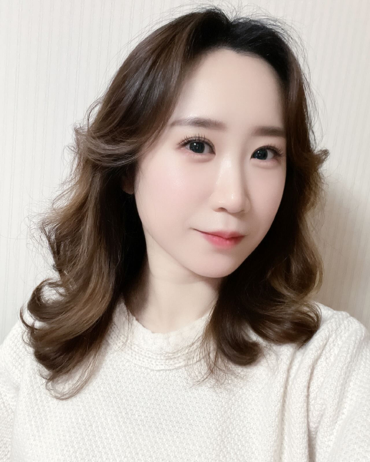 *
이발✂️후

단발로 쳐버리고 싶은 마음 꾸욱 눌러 담아,
중단발펌으로 CS컬을 넣어 빌드펌을 했다.

하고보니 어중간한 길이라,
빌드펌은 긴머리였을 때가 예쁠 것 같고.

고민중이다.
단발로 쳐낼지, 눈 감고 길러볼지.

#마음에안드는건아닌데
#뭔가아쉽단말이지
#결국얼굴이문젠가