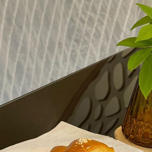 @wmeroe on Instagram: "카페 운영중 커피와 어울리는 소금빵을 구워드리면 좋겠다! 라는 생각이 들어서 데려온 #협찬 #소금빵 #소금빵생지 #🥐 택배가 당일 배송으로 와서 빠르게 제조 가능 했던