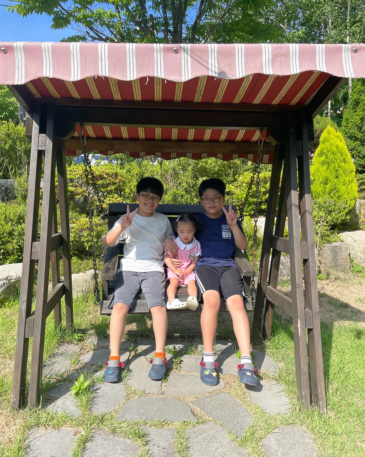 .
오빠들이랑 김치 하니까 표정바뀌는 딸
셋다 언제 이렇게 컸니🥰
#주말 #일상 #횡성 #계곡 #카페
#삼남매 #내시끼들 #❤️