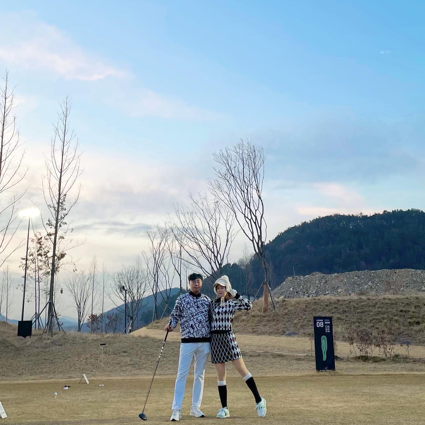 진짜 안되겠습니다 
오늘부로 오빠에 대한 마음 접습니다. 
그 다음에 끝선에 맞춰서 반 접습니다.
뒤로 돌려 양쪽모두 펼칩니다.
끝 부분을 살짝 접고 중심선에 맞춰 위로 올려 접은 뒤 
뒤집으면 예쁜 하트 완성 💟 ... ㅋ