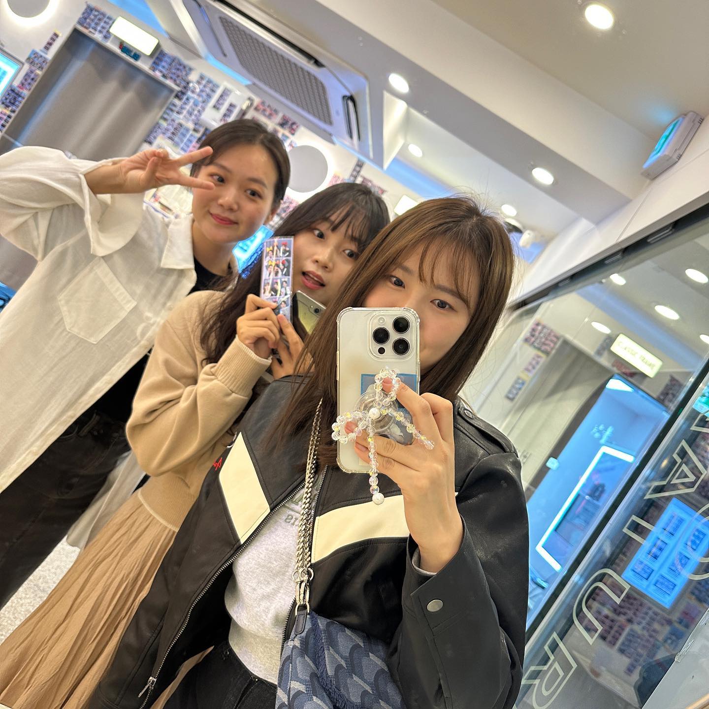 ❤️🧡💛
힙지로에서 안떨고 잘다녔ㄷr