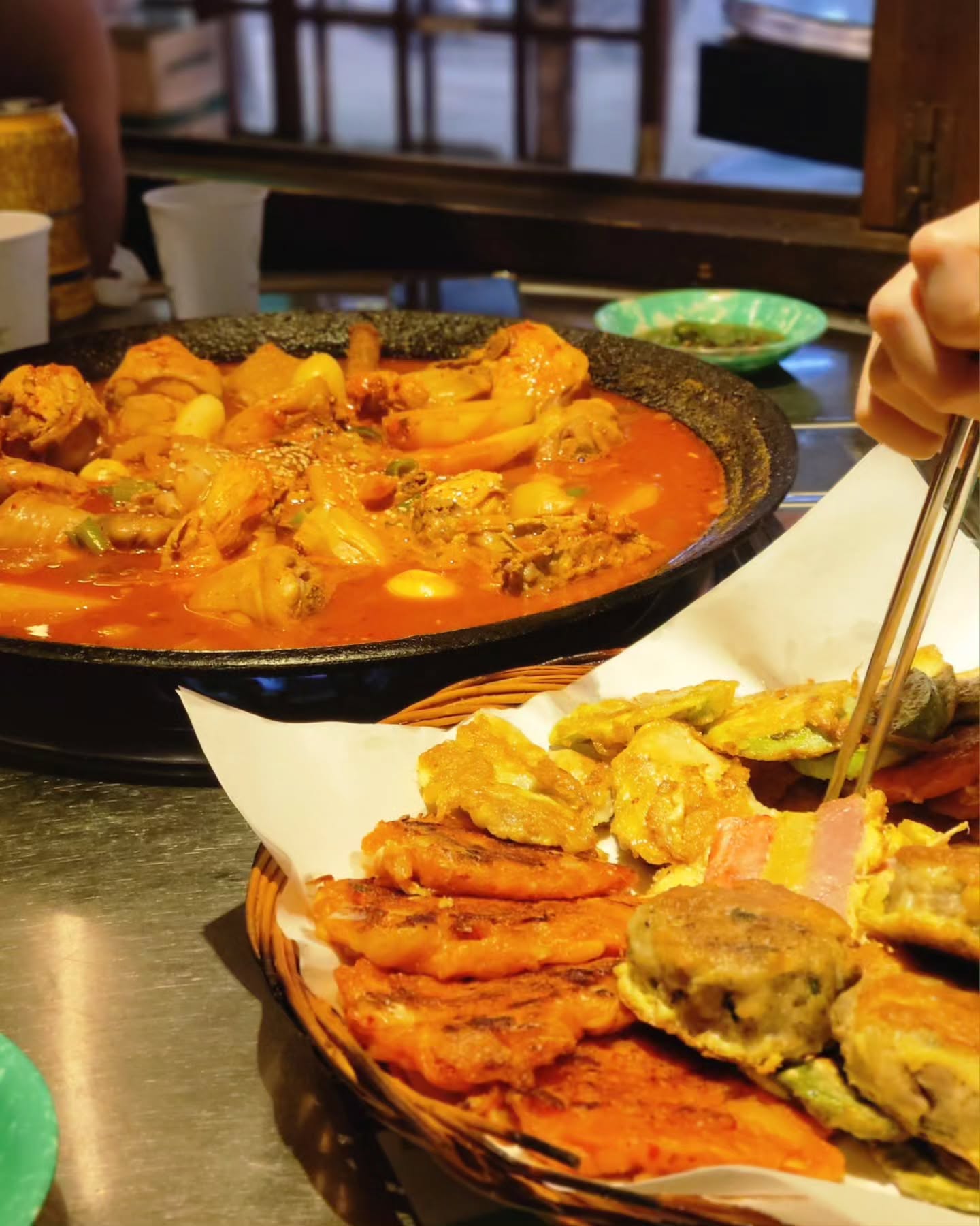*
⠀
머릿속이 복잡하고 뒤숭숭할땐
맛난거 먹으며 푸는 스타일~👨‍👩‍👧
⠀
뭘 먹어야 기분이 좋아질까
구래동 한바퀴 휘~ 돌다가 선택한 #대반전구래역점 
곱도리탕+모듬전 시키고나니 막걸리가 빠질 수 없지!
⠀
지난번 친구들이랑 왔을땐
모듬전 5번 리필했던 것 같은데
이번엔 한 번 리필이라니... 김젼 옛날만 못하구만🤣
⠀
그래도 오랜만에 맛난거 먹으며 술 한 잔 호로록~ 하니
기분이가 조크든요~💕
⠀
⠀
#김포술집 #구래동술집 #구래동전집 #구래동곱도리탕 #김포대반전 #대반전