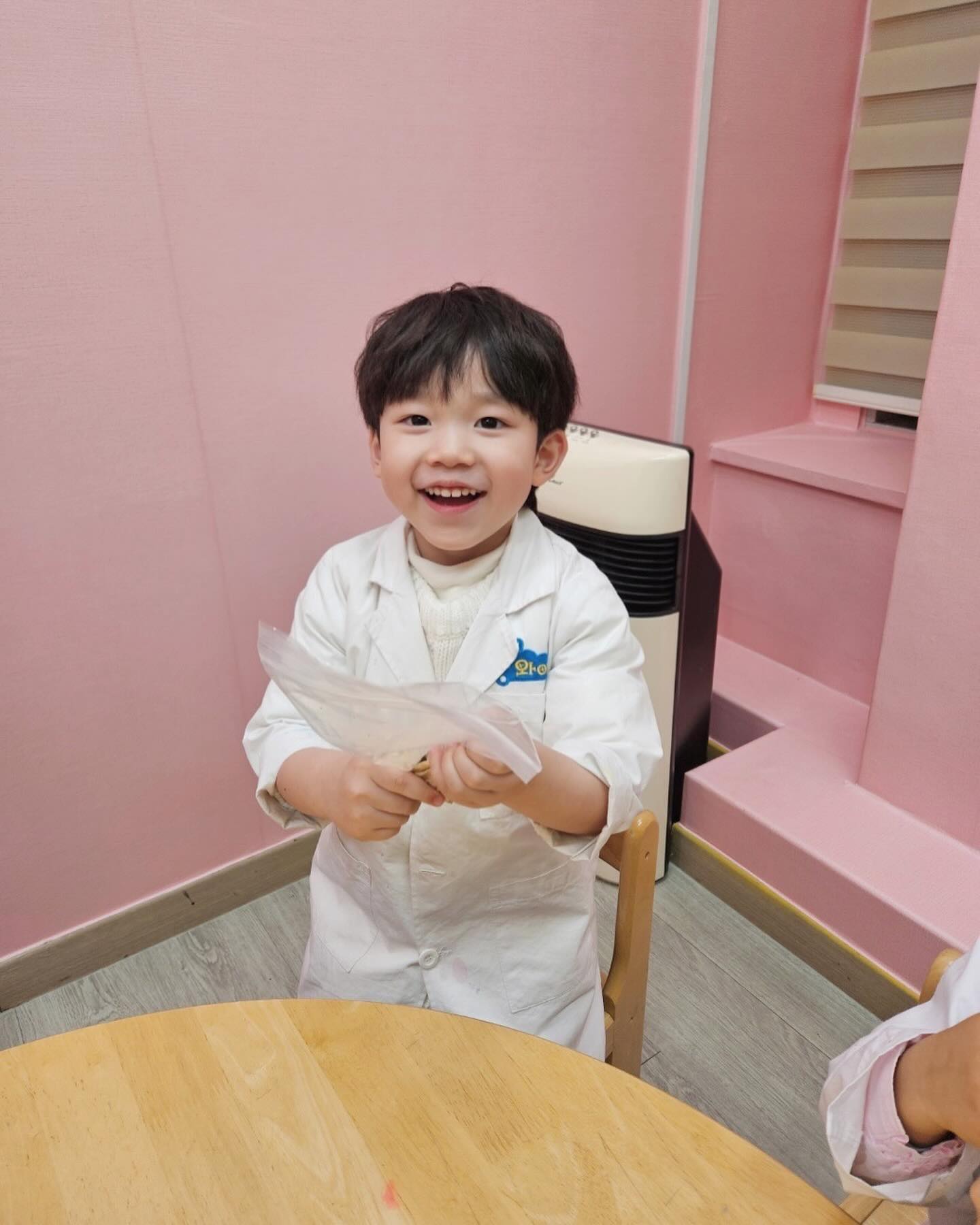 꼬마연구원이 된 또준이🧑🏻‍🔬

과공 다독과학 꼬과뒤 수많은 과학책으로 읽어줬지만,
실험키트로 가정에서 실험도 해보고 장기모형으로 놀이도 하고
연계 영상도 보여줬지만
이렇게 진짜로 창자도 만들어보고
응가도 만들어보고 직접 겪는 실험이랑 어찌 비교할 수 있을까.

또준이가 정말 좋아했던 송이가 꿀꺽 책을 수십번은 읽었던것같은데 와이키즈에서 장기와 소화 수업 한번 듣고 오는게 훨씬 효과적이고 재밌다😶

실험복 입은 또준이도 너무 귀여움🩵
오직 즐거워하는 너를 보는게 엄마의 행복이야❣️

#와이키즈
#와이키즈대전둔산센터