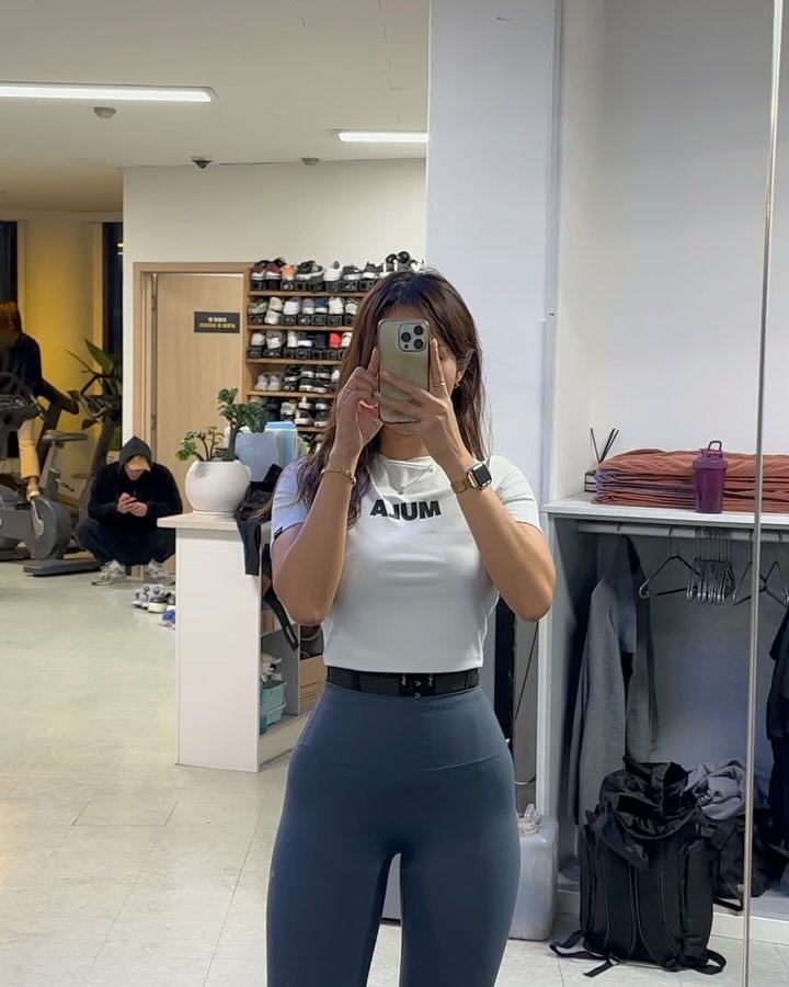 바쁘다바빠 하체루틴🔥
레그익스텐션 8세트
덤벨런지 5세트
와이드스쿼트/케틀벨스윙 묶어서3세트

이번주부터 30분이라도 꼭!! 매일운동할거라고 다짐했는데
출근하자마자 저녁회식통보를 받고,,,
6시칼퇴해서 하체40분뿌시고
바~~~~아로 회식장소가서 중식뿌시고
마무리로 빙수까지 야무지게먹음🥰
나요즘정말 하루를 알차게 쓰는것같다ㅎㅎㅎㅎㅎ
회식날도 운동한 나자신 칭찬해🫶🏽🥳✨💖😎