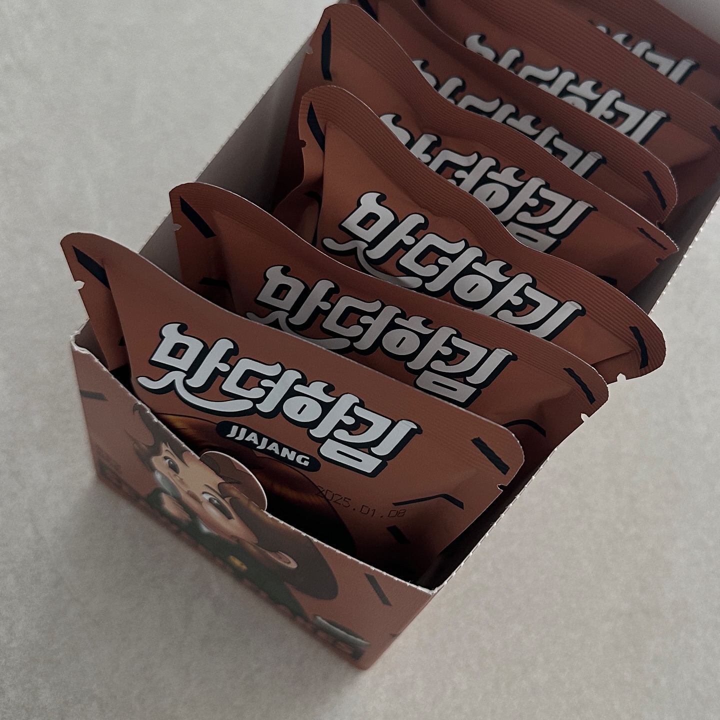 #광고 

❝ 맛더하김 짜장맛 김자반 1Box 7개입 ❞ 

짭쪼름, 고소한 김자반에 은은한 짜장맛까지
맛이 없을 수 없는 신박한 김자반 .ᐟ.ᐟ

몸이 안좋아서 죽이랑 같이 먹었는데 
없던 입맛이 살아돌아옴 밥도둑이 따로 없다
카레맛도 너무너무 궁금해짐🫢

대용량일 경우 한 번 뜯으면 금새 눅눅해지고 기름지는데
딱 한 끼 식사에 먹기 좋은 용량으로 개별포장이라니 최고😀

구입처 botaseoul 

#맛더하김 #김자반 #카레맛김자반 #짜장맛김자반 #맛더하김김자반