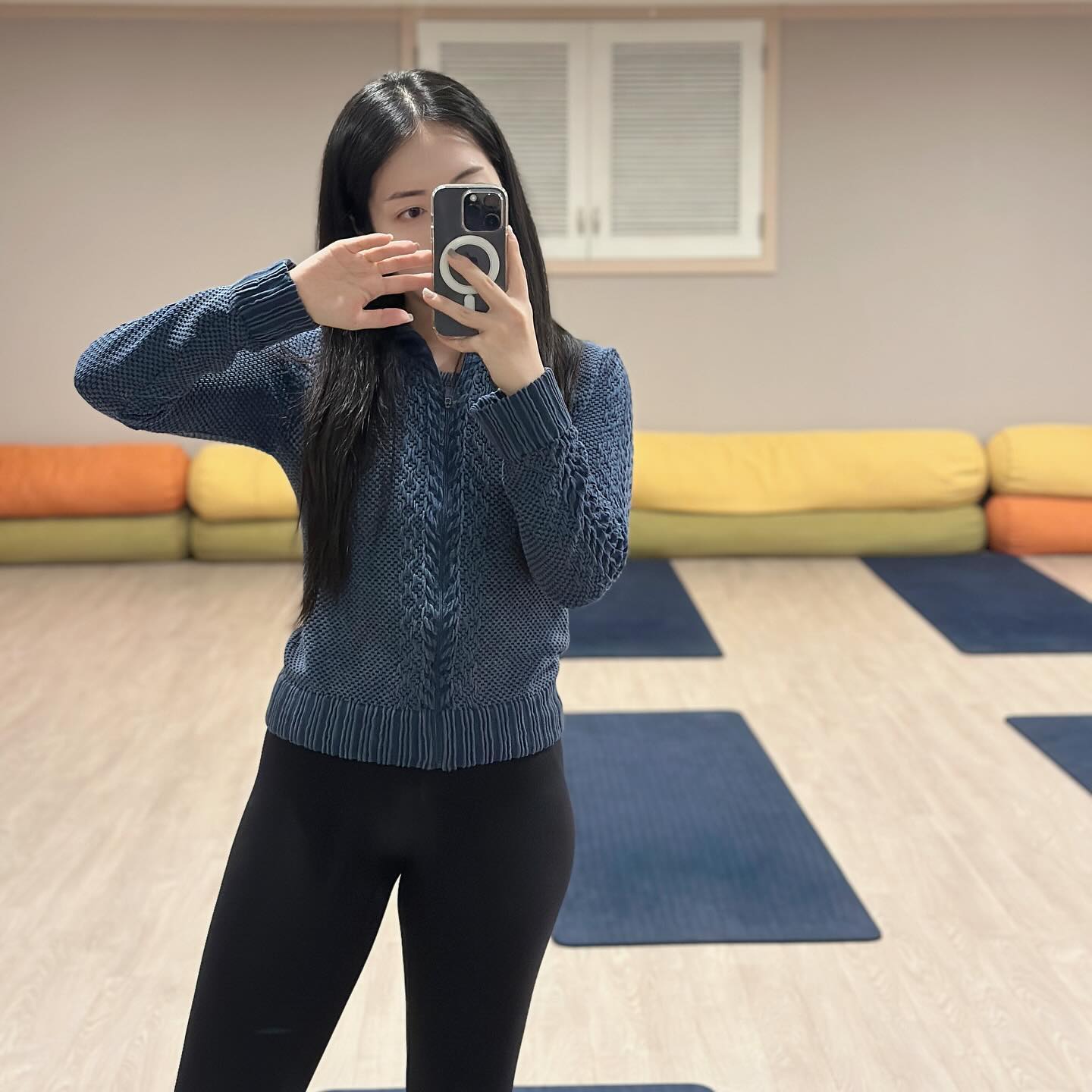 하는거 없이 바쁜 엄마의 삶 🤯
얼마만의 피드 업로드인지 ... 🥺

근 한두달 사이 컨디션이 너무 안좋아서 
수액을 세번이나 맞다보니 요즘은
다이어트 제쳐두고 땡기는대로 먹었어요 🐷

게다가 단백질도 거의 못먹고 운동도 잘 못하고
체감상 2-3kg 찐거 같은데 ...
(무서워서 체중계 못올라가는중😳)

눈바디는 그럭저럭 선방인거 같아요 ? 🤪
그치만 방심하지 말고 다시 관리해야지 💪🏻

마지막으로 이번 주말만 (신나게) 먹고요 ? 🐷