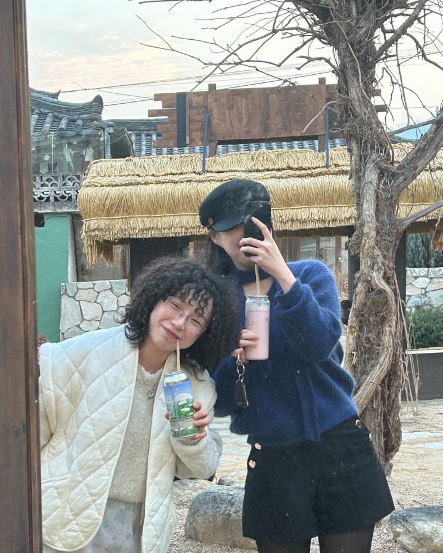 오랜만에 장거리 출장 🚀✨
미팅 일정으로 경주 황리단길을 다녀오면서,
잘되는 곳은 늘 이유가 있어를 
외치며 구석구석 구경하고,먹고,마시면서
덕분에 많은 아이디어를 얻고 갑니다 🫧🫶🏻

근데 황남쫀드기랑 황남 옥수수는 
정말 고자극 그자체라 경주분들 취향 뭔지 알겠어요
기깔납니다 딱 나야~🙌🏻

커피에 진심인 그녀는 미팅때 얼마나 
사랑스럽던지요, 관련한 이야기만 나오면
정말 100년은 이 일만 한 것 같아요 할미~~!👵🏻🎀 
또 이번엔 전국구로 맛집러인건 알지만,
경주가면 여긴 꼭꼭 하고 데려가는 야무진 
손이 참 구여워요 알까 싶숩댜 🤭

그리고 저희 드레스코드 경주룩이였는데 ㅋ..🤭💝