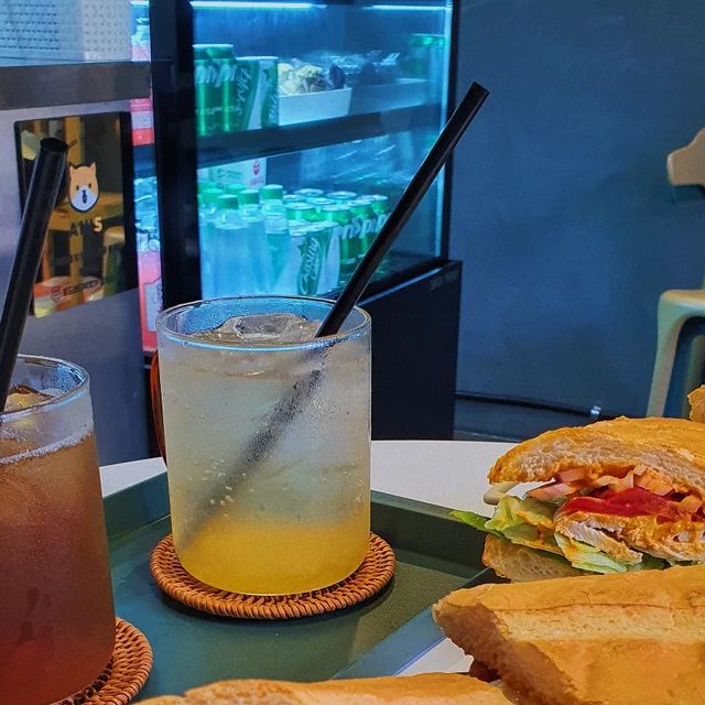 별자리표 on Instagram: "#협찬 #광고 재료 꽉꽉 채운 #바게트 #샌드위치맛집 📌 로드샌드위치 위치 : 서울 송파구 백제고분로18길 25 1층 로드샌드위치 잠실점 바게트샌드위치&스파이스치킨 샌