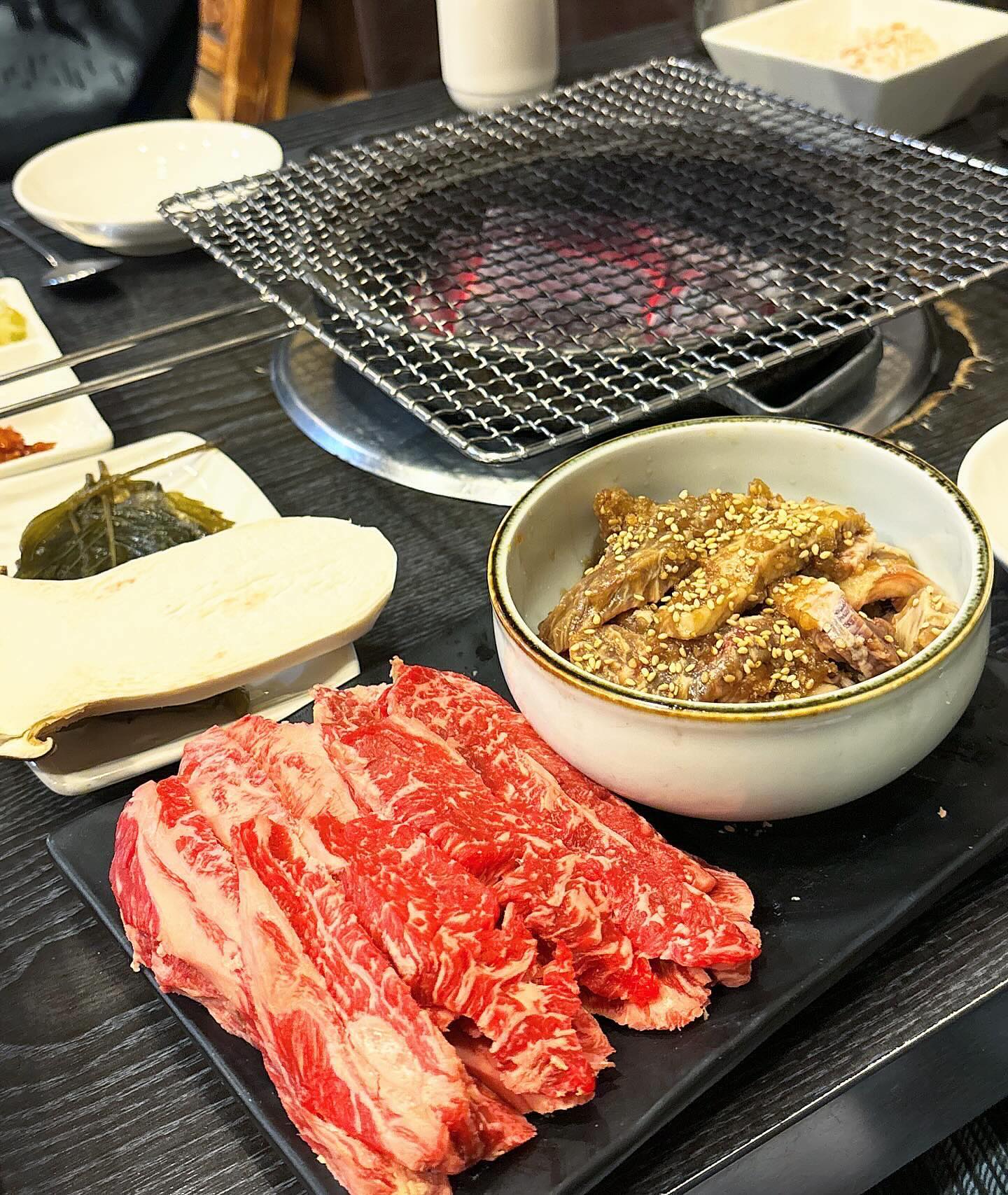 🏠수원본가갈비
🥓생갈비 양념갈비

대명동 소고기 맛집 다녀왔급니다~!
소갈비가 800g에 49,900원!! 
참기름에 간마늘 넣어먹으라고 알려주셨는데 알싸하니 너무 맛있었스빈다🥹😋 백김치 깻잎짱아찌 양파지 재래기 요렇게 저렇게 계속 흡입! 소주를 참을 수가수가 없어요‘! 된장찌개를 시켰으니 밥까지 먹아야죠! 후식은 냉면😋

#수원본가갈비대명  #대명동맛집  #대구회식장소 #대구소고기맛집  #대구소고기가성비  #대명동소고기 #대명동회식장소 #대구남구 #대구남구맛집 #대구맛집 #대구술집 #대구고기맛집 #고기스타그램 #먹스타그램 #대구핫플