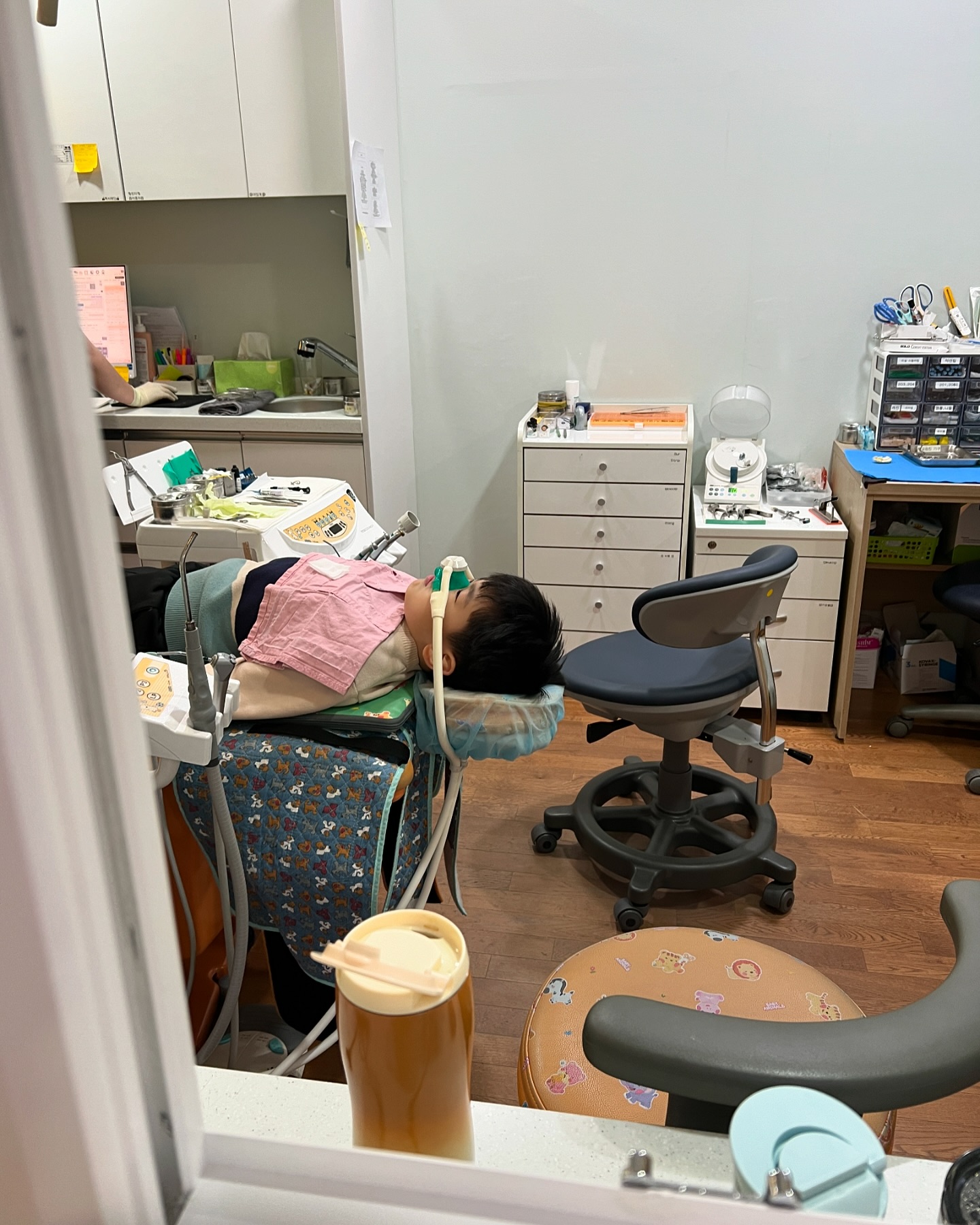 양치를 제대로 안한 어린이에게 벌어진 일.
어금니 두개 치료 겨우겨우 클리어