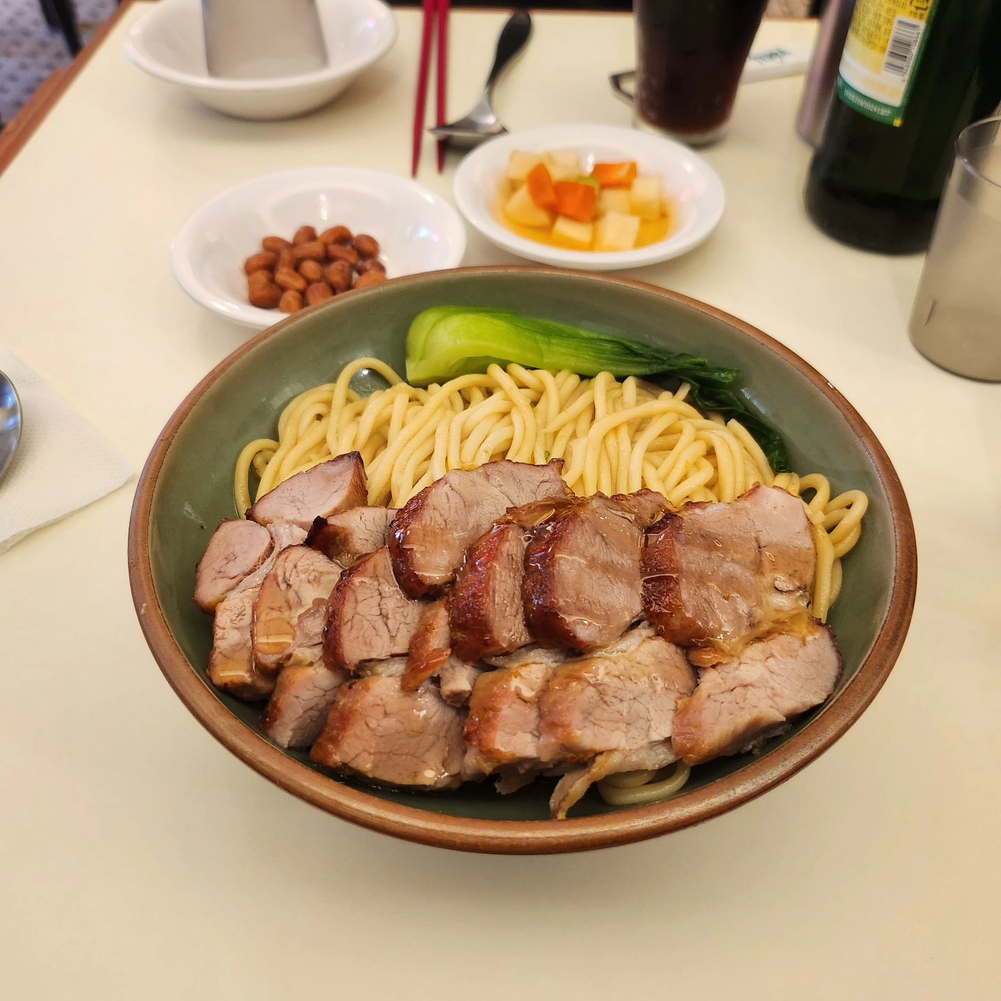 신촌역에 위치한 홍콩식당 삼미탄탄면
직원분들도 모두 중국인이고... 손님도 우리 빼고 다 중국인이었음ㅋㅋㅋㅋ
저렴한 편은 아니지만 양이 많아서 가격대 적당한듯?!
맛있고 깔끔해서 좋았음
중국인들 많이 오는 식당은 대부분 너무 시끄러워서 좀 꺼려지는데
아무말 안하고 후딱 먹고 나가는 분위기라 시끄럽지는 않았음
혼밥 손님도 많아서 부담스럽지 않게 식사하기 좋은듯