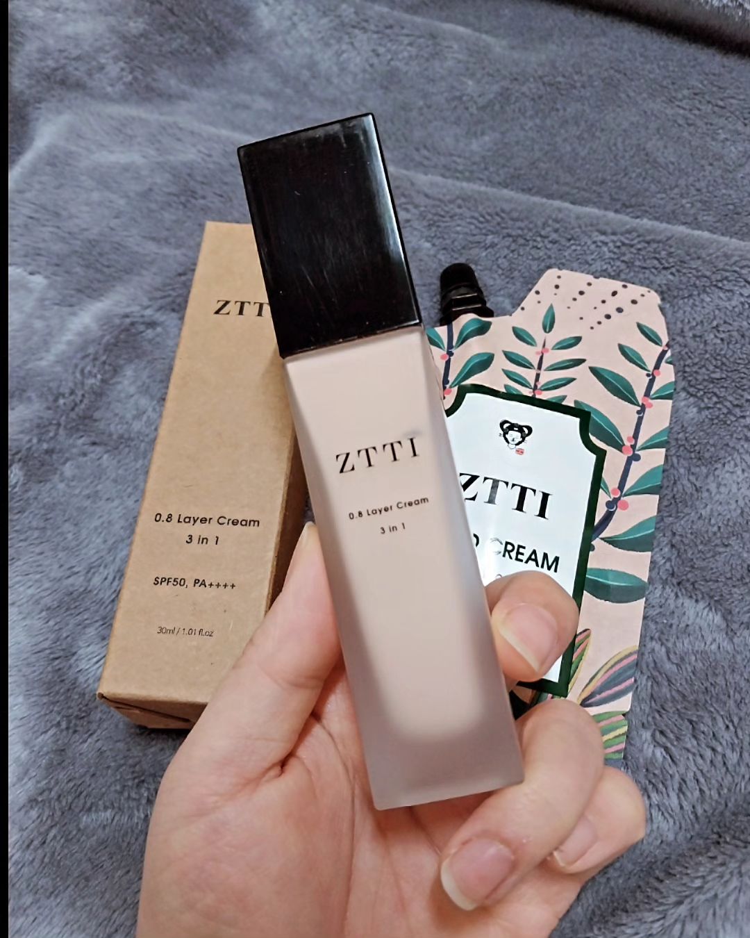 #협찬 ztti_official

평소 얼굴에 두껍고 답답한 느낌이
너무 싫어서 화장을 잘 안하는 milk

요즘 피부에 자꾸 기미가 생겨
전문가에게 물어봤더니 
썬크림은 필수라고 하더라구요 ㅠㅠㅋ

위기감을 느끼고 
무겁고 답답하지 않은 #썬크림
그리고 커버까지 되는 비비크림을 찾다가
발견한 요 아이! 

가볍고 산뜻한 반겹이라 
자연스러운 피부광택은 물론
자외선 차단까지 쌉가능이라 
썬크림 대용으로도 사용가능! 

그리고 어떤 피부톤에도
최적화 되는 자연스러운 메이크업이
포인트라고 합니다! 

그냥 손으로 톡톡~ 펴르면 되는
반겹 기초 메이크업! 

답답하지 않고 자연스러운
보정이 되는 느낌이라 더좋더라구요! 

사용하기 부담스럽지도 않구
손으로만 톡톡하면 되니 더 좋은 
#파운데이션 

이제 잘 바르고 다니면서
따사로운 햇님에게 milk의 피부를
보호해보겠습니다 >ㅁ<ㅎ 

#즈티반겹크림파운데이션0.8레이어크림
#즈티 #비비크림추천 #선크림추천 
#bb크림 #올영추천템 #파운데이션추천
#썬크림추천 #비비크림 #레이어크림 
#리뷰노트