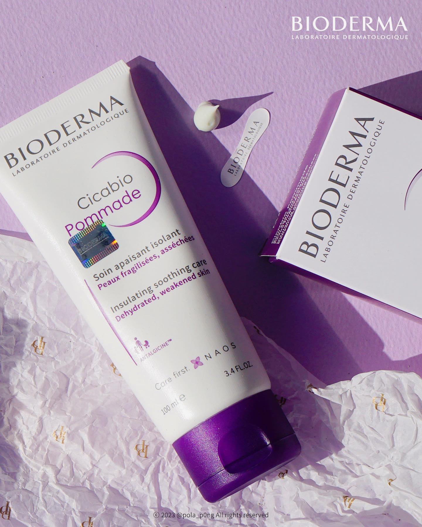 #제품제공 bioderma_kr 

안녕하세요 폴라입니다👀
오늘 소개해드릴 제품은 바이오더마 시카비오 포마드 크림인데요

갑자기 쌀쌀해진 날씨로 피부가 예민 보스라 사용해본 제품이에요

요 제품은 바이오더마의 독자 특허 안탈지신™ 기술을 적용하고
병풀 추출물 유래 성분과 포도덩굴추출물을 함유해
피부에서 일어날 수 있는 여러 자극과 불편함을 케어해주는데요

여기에 아연과 구리 성분이 함유되어 있어
손상된 부위를 정화하는데 도움을 주었어요💜

뿐만 아니라 수분에 탁월한 히알루론산, 글리세린, 자일리톨 성분으로 남다른 보습감을 느낄 수 있었는데요!

건성인 제가 요즘 같은 날씨에 사용했을 때
풍부한 보습감을 느낄 수 있었답니다💧

텍스처는 사진에서 보이는 것처럼 쫀쫀 그 자체였는데
손끝으로 슥슥 롤링하면 금방 펴발리면서
그대로 쏙~ 흡수되었답니다

예민 보스 피부로 고민이라면 영유아부터
성인까지 사용할 수 있는 바이오더마 시카비오 포마드 어떨까요?
.
.
 #제품제공 #파룸체험단 #바이오더마 #시카비오포마드 #찐보습크림 #진정보습 #트리플시카보습 #시카크림 #고보습크림 #보습크림 #올리브영 #올리브영추천템 #코덕 #코덕스타그램 #코덕맞팔 #코덕그램 #뷰스타 #뷰티 #뷰티그램 #뷰티스타그램
