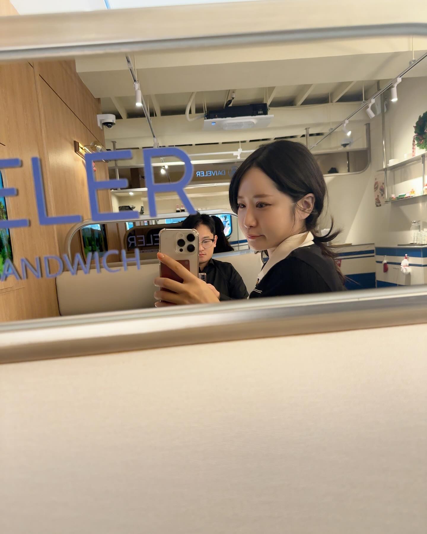 같이 기차 여행가는 느낌으로다가 #용산카페투어 ☃
️#피스타치오디저트 넘 마싯엉 …. 🫢🫢🫢 
#인생이란 #예측불허 #여행이지 🚂 ❤️화이팅
🎄 dai_veler