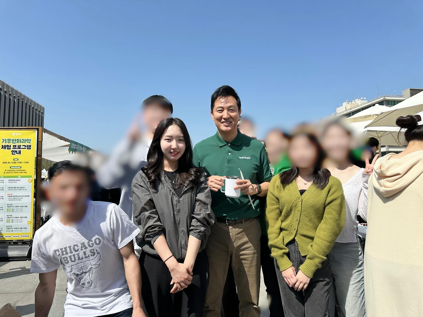 안녕하세요! 지구의 날 홍보 서포터즈로 활동한 기록을 남기려고 포스팅 합니다 🌎 

저는 3월 말부터 4월까지 약 한 달 간 서포터즈로 활동했는데요!
오프라인으로 진행했던 행사를 소개해드리려고 합니다😊

저는 팀장으로서 9명의 팀원 분들과 함께 ’환호자들‘이라는 팀명으로 오호로 물병 만드는 부스를 기획하고 운영하였습니다! 
여기서 환호자들이란 ‘환경을 보호하는 자들’의 줄임말로 재치있게 작명하였습니다 ㅎㅎ 4월 13일 광화문 광장에서 열린 지구의날 행사에선 각종 다른 팀들과 함께 친환경 부스를 운영하고 멋진 퍼포먼스도 있었습니다. 팀원 분들이 다 열심히 참여해주신 결과 용산구청에서 스카웃하고 싶다고 해주셨어요! 뿌듯했습니다 😊 서울시에서 주최한 행사인만큼 오세훈 시장님도 함께 참석해 주셨습니다! 이런 뜻깊고 의미있는 행사에 참여할 수 있어 기뻤습니다🌱 
긴 글 읽어주셔서 감사드리고 더 알찬 내용으로 업로드 하겠습니다 감사합니다!

#지구의날 #서포터즈 #대외활동 #서울시 #오세훈시장님