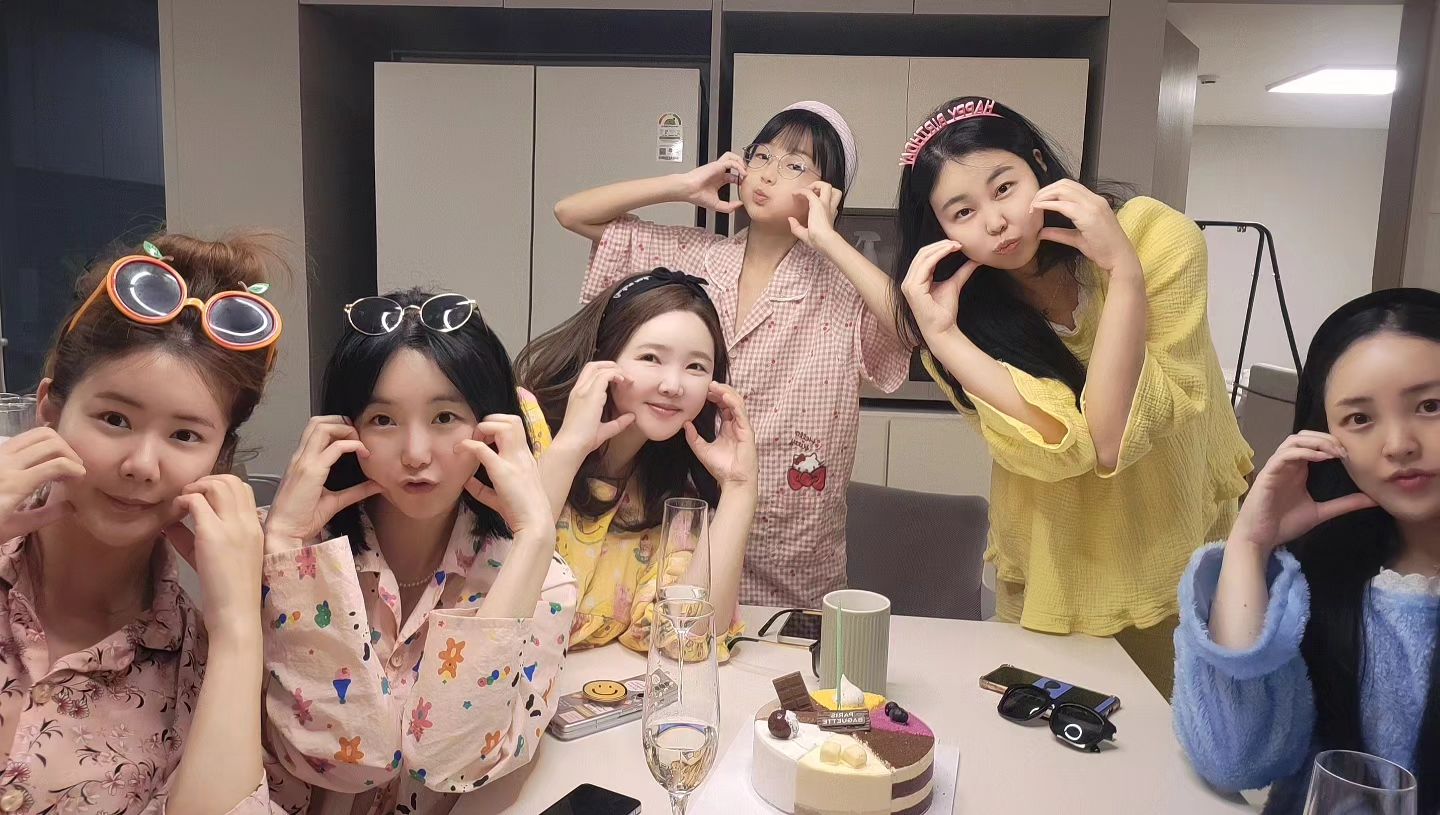 예전 같은 열정은 없지만,
우리만의 속닥한 모임ㅋㅋ
오랜만에 봐도 뭐 엊그제 본 줄? :)
새벽 6시 반까지 수다.. 
분명 3시에 마무리하고 누웠는데
𐌅𐨛𐌅𐨛𐌅𐨛𐌅𐨛 ㅁㅊ 침대수다
lovelymaeng_ serendinana 
#학생주임 빵터진거 우리만 알지ㅋㅋ

#87모임 +조카 #🐇띠
