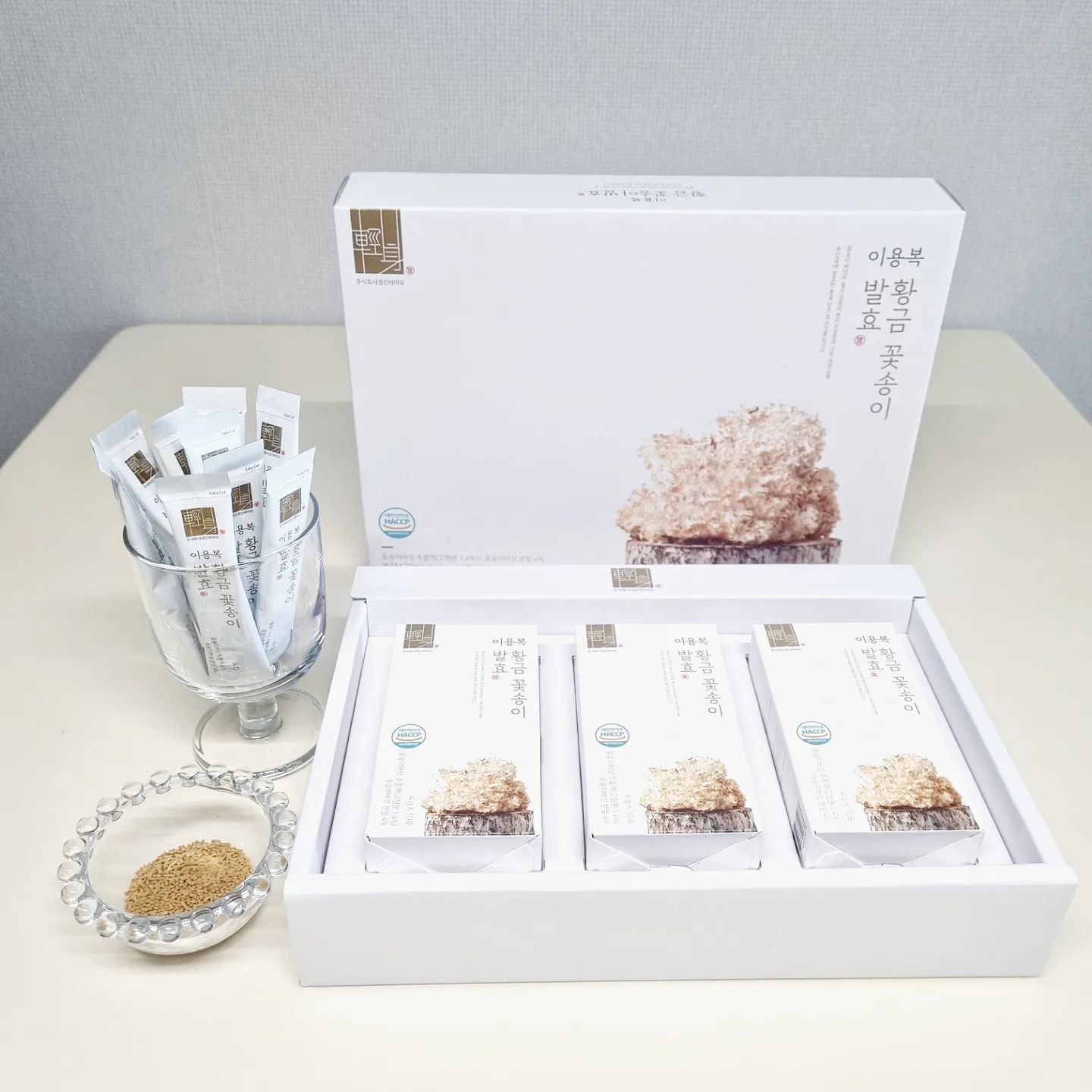 #협찬 

꽃송이버섯 전문기업 
경신바이오에서 만든!
🍄'이용복 황금꽃송이발효 효소'

꽃송이버섯은 산삼보다 귀하다고 알려져있는데요~!
꽃송이버섯은 베타글루칸(면역증강성분)이 풍부한 꽃송이버섯을
특허받은 기술로 발효한 과립형 효소제품이고
식이섬유가 풍부한 차전자피도 추가되어 있어서 화장실 가기도 편하고 개별포장 되어 있어서 먹기도 좋더라고요!

✨베타글루칸 함량이 월등해서
✔건강회복이 필요하신 분
✔체력이 약해지신 분
✔쉽게 피로하신 분
건강 신경쓰시는 모든분들 추천드려요!

하루 1회 1포 씹어서 드시거나 물과 함께 섭취해요!
현미 밥 대용으로 꾸준히 드시면 건강에 많은 도움이 되요~
부모님이나 지인분들께 인기있는 선물이라고 하니
연말에 선물하면 넘 좋을듯 해요!

올 겨울~
이용복 황금꽃송이발효 효소 한팩씩 챙겨 다니며 
건강 관리해봐요~!

#협찬 #꽃송이버섯 #효소식품 #부모님선물 #베타글루칸 #식이섬유 #건강관리 #발효현미버섯 #꽃송이버섯분말 #건강식품 #효도선물 #건강식품추천 #부모님선물 #연말선물 #건강 #일상 #선물