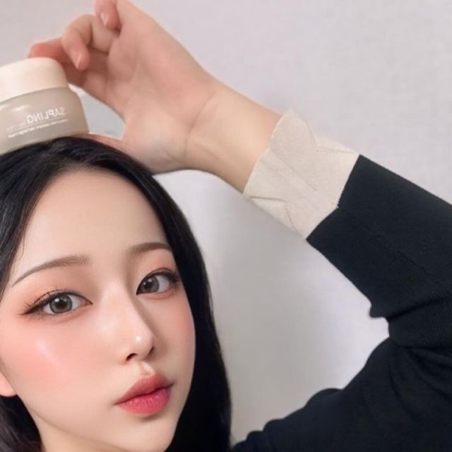  민주 on Instagram: "#광고 세플링 “오로라” 크림 ✨

줄기세포 (엑소좀 함유), 초저분자 콜라겐 팹타이드(일반 콜라겐보다 피부에 더 높은 80% 흡수율), 12가지 비타민과 항산화 성분을 첨가한 주름 개선 및 피부 미백 기능성 화장품이에요🫧

0.00 무자극 크림🫧

100번이 넘는 제조사 연구원 및 임직원분들과의 샘플테스트를 통해 장장 722여일간 고민하여 탄생한 세플링 인텐시브 레디언트 리차지 크림! 

국내 생산이라 더 믿을 수 있는 세플링 인텐시브 레디언트 리차지 크림의 별칭은 “엑소좀 크림“ 입니다! 🫧

프레쉬한 사용감으로 흡수가 빠르고 덧발라도 밀리는 느낌이 없고 피부에 계속 흡수되면서 피부톤까지 밝아지고 남들이 알아 볼 정도로 피부가 눈에 띄게 좋아졌어요 엑소좀의 피부전달력 때문이겠죠 ?! ✨

실키한 느낌과 부드럽고 촉촉한 사용감이 제일 좋았고 피부결이 정돈되면서 진정도 효과도 같이 느낄 수 있어서 너무 만족하면서 사용중이에요 또 이 제품 피부 광택이 장난 아닙니다 얼굴에서 빛이 납니다 진짜로 ,, 속보습까지 잡아줘서 한 번 쓰면 계속 쓰게되실거에요 ✨

#세플링#엑소좀크림#오로라크림#팹타이드#히알루론산#인체줄기세포화장품#속보습#글루타치온#보습#미백#주름개선#기능성화장품#무자극화장품#무자극크림#크림추천#인생크림"