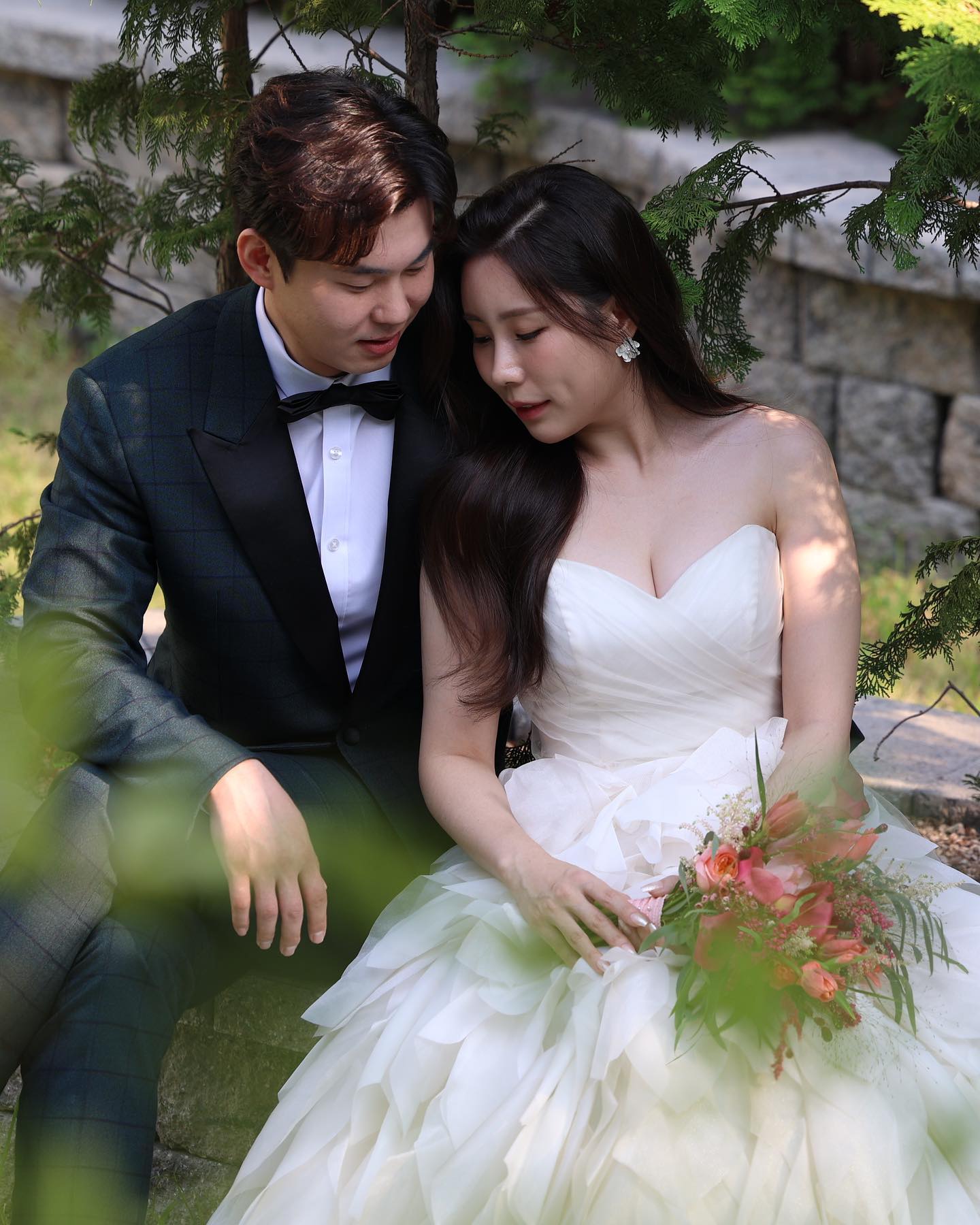 🖤

아직 보정전 생 날것의 사진이지만
다 마음에 들어서 1500장 넘는 
원본사진 다 올리고 싶다🥲

다음피드는 박성실 단독샷 많관부🌝

플래너 jiieun07 
스튜디오 ateso_official 
작가님 ateso_hr
드레스 selectionh 
예복 atle_korea 
메이크업 makeup_jhk 
헤어변형 suyeon.kim_hair