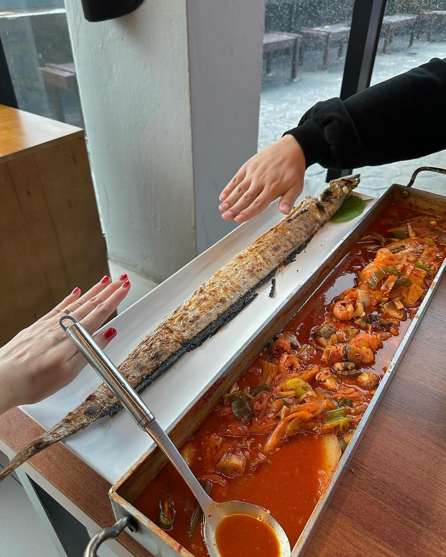 이렇게 큰 갈치는 처음이야 ㅇㅅㅇ
갈치 러버 남펴니랑 생선으로 배 두둑히 채우기🐟🐟🐟
.
.
.
#제주도 #제주여행 #한림맛집추천 #해녀세자매 #갈치 #부부스타그램 #태교여행 #협재해수욕장 #jeju