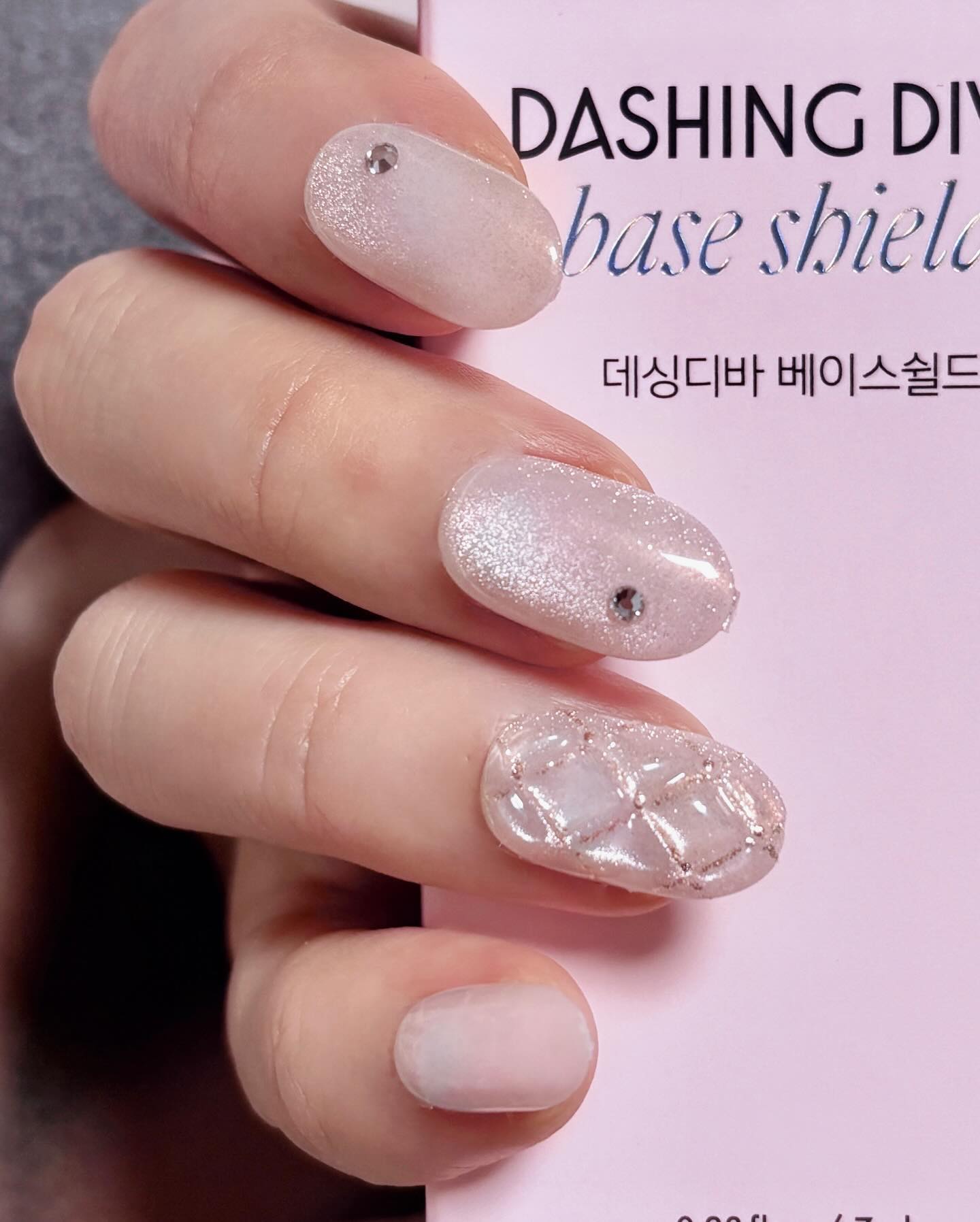 광고 dashingdiva_official
#매직프레스 #글로시퀄팅 
핑크 + 글리터✨✨✨

#데싱디바 #데싱베스티3기 #데싱디바매직프레스 #매직 프레스 #네일 #네일팁 #셀프네일 #네일스타그램 #가을 네일 #코덕 #자석네일