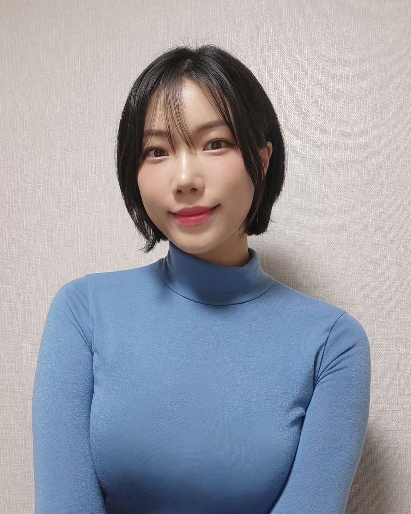 숏단발셀피-☆
중학교 이후로 처음해보눈 숏컷💇‍♀️
그땐 커피프린스 고은찬을 따라했냐며 한소리 들었는데
지금은 너무 맘에 든당ㅎㅎㅎ 무엇보다도 머리감을때
제일 빠르고 편함🤭

#숏컷 #웬디컷 #단발병 #최양락아님 #정형돈아님 #haircut #newhair #shorthair