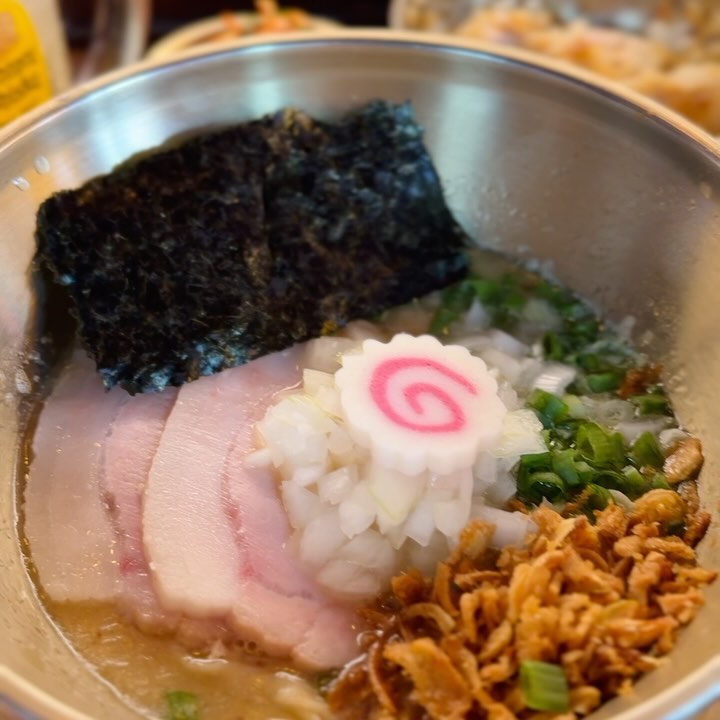 #이케멘스

창원 중앙동에 있는 일본식 라멘 맛집
맑은육수와 진한육수를 선택할 수 있고
비빔라멘까지 있어 선택의 폭이 넓어요 🥰

🔻사진 속 주문 음식
베지타멘 시오(진한육수 소금)
왕왕라멘(면왕왕숙주왕왕마늘왕왕)
차슈마요밥
산토리하이볼, 사이다

면발이 쫄깃쫄깃 탱글하고
국물의 깊이가 느껴져서 맛있었어요❤️
자극적이지 않고 여태 먹어본 라멘과 달리
독특한 맛이었습니다 😊

직접 담근 토마토양배추김치가 매콤하니
라멘과 잘 어울려 맛이 두배세배네배-

라멘과 같이 즐기기 좋은 사이드 매뉴 차슈마요밥-!
가격도 저렴한데 양도 푸짐하고
짭짤하면서 입맛 돋구어줘요
마늘 후레이크 듬뿍 올라가서 더 맛있😊

📍경남 창원시 성산구 중앙대로 95 1층 109호
⏰ 매일 11:00- 23:00 (라스트오더 22:00)
☎️ 0507-1340-8139

#광고#창원라멘#창원라멘맛집#창원일식#창원중앙동맛집#창원중앙동라멘#창원중앙동일식#창원중앙동점심#중앙동점심#창원점심#창원점심맛집