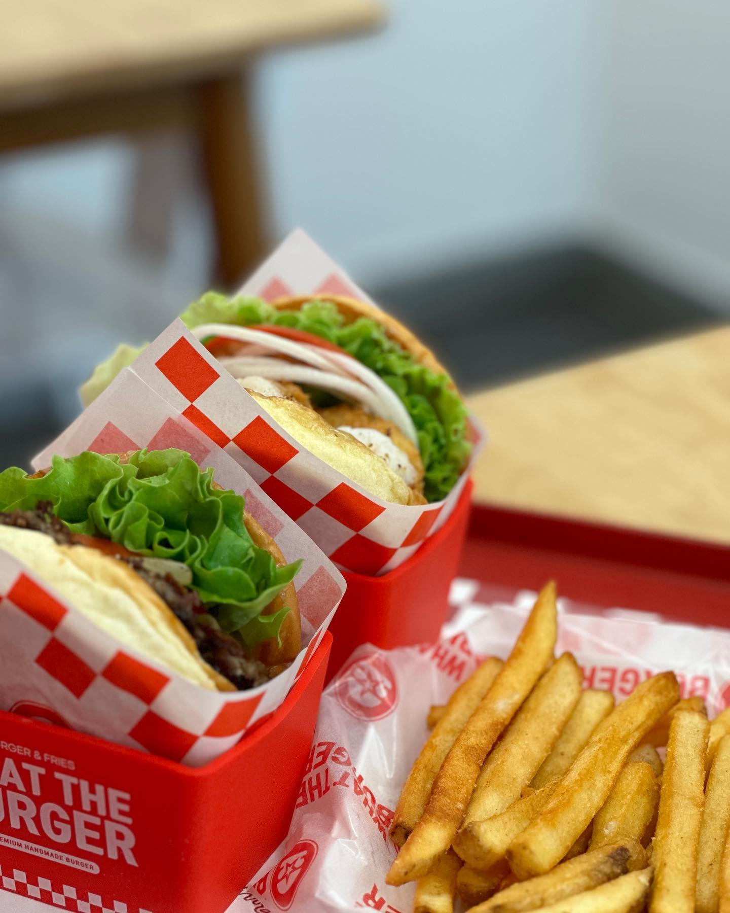 휴무에 다른 집 햄버거 먹는 롯리 알바생 🍔