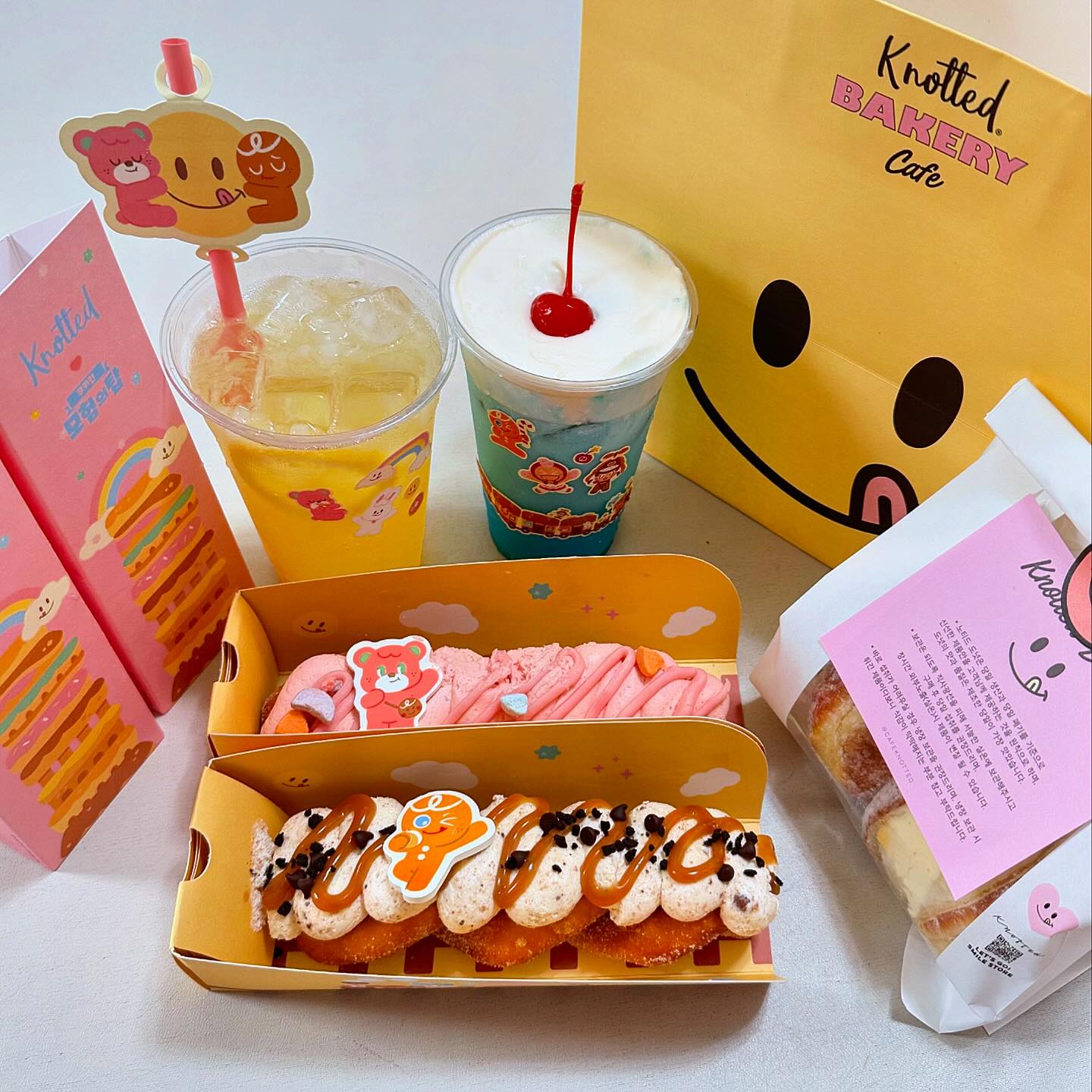 #협찬 #노티드 #노티드x쿠키런모험의탑 

크림도넛 맛집 🎀노티드🎀와
시간 가는줄 모르는 게임
🎀쿠키런:모험의 탑🎀 의 콜라보 한정메뉴 등장‼️

노티드X쿠키런:모험의 탑🍩🏃🏻🍩🏃🏻‍♀️🍩

콜라보 세트 구성은〰️
꽈배기2종+음료1잔+콜라보스티커 에
쿠키런:모험의탑 500 크리스탈 쿠폰1매 증정이요❤️

쫄깃쫄깃한 고소.달콤한 꽈배기에
크림 도넛 맛집 답게
부드럽고 달콤한 크림이 가득☁️☁️☁️

레몬에이드는 진짜 제대로 상큼상큼🍋

팝핑캔디가 톡톡 터지고
코코넛젤리가 쫄깃하게 씹혀서〰️

씹는맛 상큼함 다 잡아서 여름 음료로 딱이에요💘

크림소다는 ㅃㄸ맛인데
위에 노티드 시그니처 우유크림이 올라가 있어서〰️

크림은 부드럽고👍🏻
탄산이 엄청 오래가요✨✨✨

증정되는 크리스탈 쿠폰으로
쿠키런:모험의 탑 재밌게 게임하면서〰️

노티드의 맛있는 꽈배기와 음료
같이 즐기며 더운 여름 이겨내용😎😎😎
.
.
cafeknotted 👀
✔️순삭 도넛과 시간 순삭 게임의 만남💘
.
.
#노티드도넛 #노티드신메뉴 #노티드콜라보 #노티드쿠키런 #쿠키런콜라보 #노티트꽈배기 #크림도넛 #크림도너츠 #크림도넛맛집 #크림도너츠맛집 #도넛맛집 #도너츠맛집 #타임월드맛집 #둔산동맛집 #둔동맛집