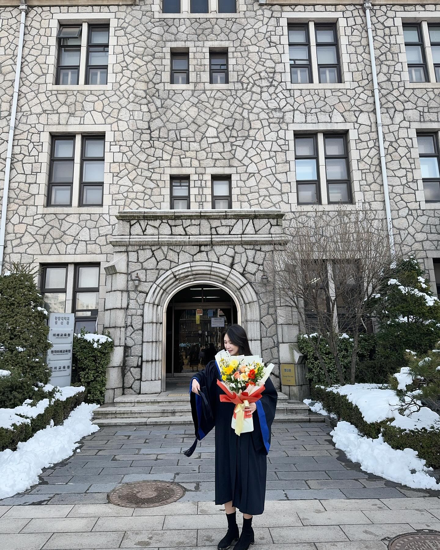 19년부터 23년까지 행복했던 기억들 안녕🎓

#졸업 #중앙대 #졸업식 #추억 #졸업사진