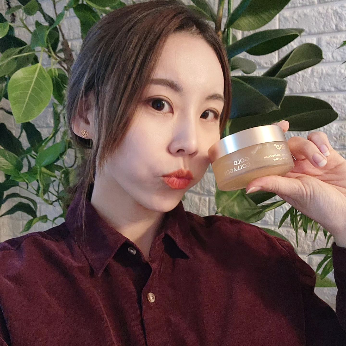 #협찬

Snp 베스트셀러 골드콜라겐 퍼펙션 아이패치 
12월 올영에서 할인한다는 소식 가져왔어요!😘

Snp 베스트셀러 골드콜라겐 아이패치가 리뉴얼되어 
전보다 더 업그레이드 되었는데 

더욱 얇아져서 굴곡진 부위에도 완벽 밀착 가능하더라구요.

거기에 주름개선/미백 이중 기능성/다크서클 개선/ 기미완화까지!

패치 한장으로 이렇게 많은 케어가 가능하다네요.

저도 꾸준히 써야겠습니다 ㅎㅎㅎㅎ

다크랑 잔주름이...

메이크업전에 붙이고 하면 더욱 촉촉하게 관리될 거 같아요! 요새 넘 건조하잖아요ㅠㅠ

전 자기전에도 케어하려구용. 눈가 피부는 특히 얇아서 더더욱 관리가 필요한 부분이니깐요!

12월 세일이니까 올영 꼭 방문해서 같이 눈가 케어해보자구요😉😉
.
.
.
#협찬 #Snp #올리브영 #올리브영아이패치 #올리브영패치 #올리브영추천 #올리브영추천템 #올영세일 #올리브영세일 #골드콜라겐 #아이패치 #아이패치추천 #콜라겐아이패치 #탄력패치 #다크서클 #주름개선 #주름관리 #팔자주름 #눈가주름 #눈밑주름 #기미잡티 #주름패치 #슬로에이징 #콜라겐패치 #안티에이징 #탄력케어