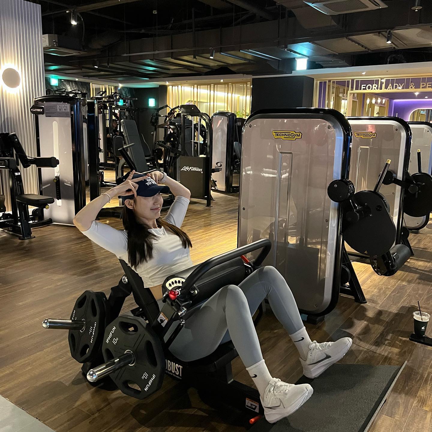 놀이기구보다 
더 재미있는 힙쓰러스트 머신 ^_^ 
첨 해보는데 느낌 좋았자나~ 

오운완 했지만 사진은 어제찍은게 즐거워 보이고 좋아서ㅎㅎ 
오늘 하체 뿌시고 
삼계탕으로 맛점😆😁

힙쓰러스트 스미스머신 20키로 20회, 40키로 20회, 15회 
래그 킥 백
브이스쿼트머신
레그익스텐션 10키로 왼오 각각10회씩 2셋, 20회씩 
백익스텐션 맨몸, 5키로원판, 10키로원판 20회씩

#힙업운동#힙쓰러스트#운동복#헬스복#오운완#헬린이#헬초보#원정운동#헬스장지박령#맞좋아요#운동은즐겁게#근력운동#필라테스#근육#운동하는여자 #운동소통 #운동기록 #운스타그램