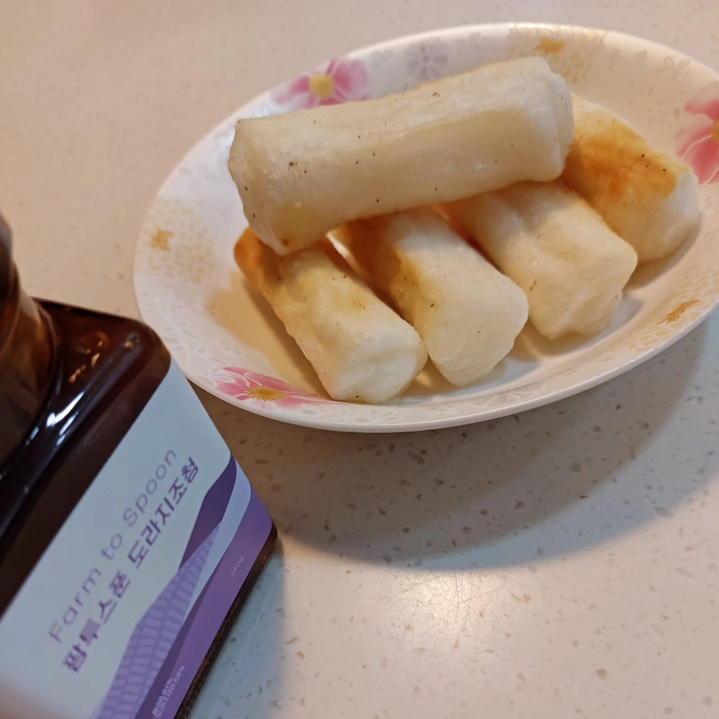 지금 먹는 맥도날드 타로파이보다 훨씬 호불호 없는 깊고 구수한 단맛.
이제 겨울간식 시즌이 오고 있다구
쌉싸름한 맛은 없고 달달한 맛만 남아서 양념장 만들어도 맛있고 음식에 넣어도 맛있고
그냥 먹어도 맛남 😀
설탕보다 깊은 맛이 있지만 당 흡수율이 적다니 이걸로 대체감미료 처럼 써보자
•••
#조청 #조청만들기 #설탕무첨가 #설탕끊기 #고구마조청 #도라지조청 #다이어트음식 #겨울간식 #dessert #k-dessert #아이들간식 #사포닌 #감기 #면역력 #협찬