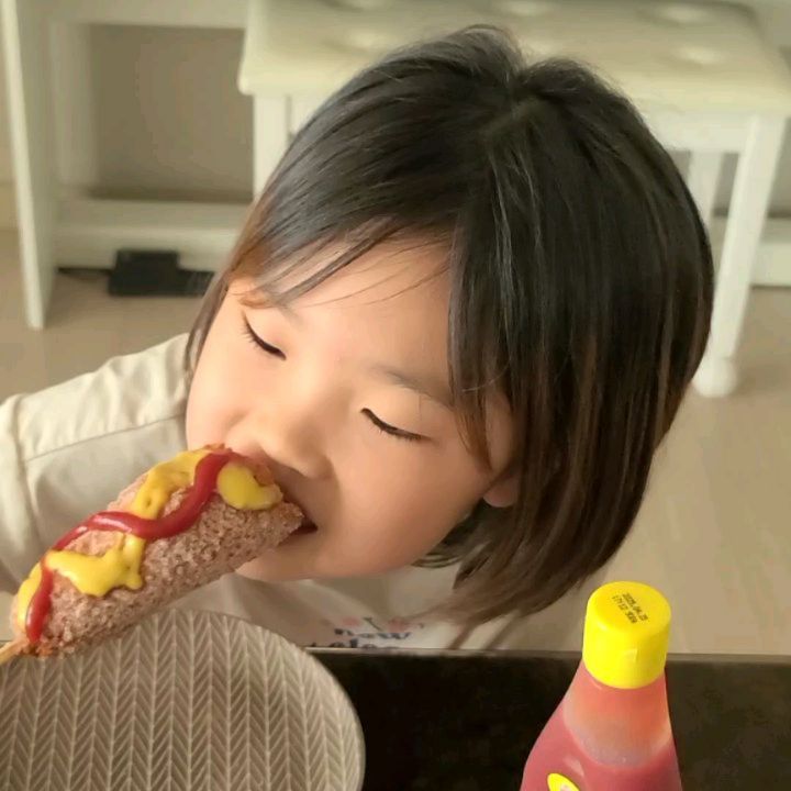#엄마 핫도그 소떡소떡 짬뽕 먹고싶어. 배고파~~~~~
일나갔다가 집에오니 청소기로 청소 다해놓고 빨래도 개놓고 책도 한권읽었다고 쫑알쫑알 말하네

#이 세가지 중 하나만 사줘.
핫도그 핫도그

어~~~~ 사주마

근데 핫도그 오랫만에 먹으니 짱맛이다야~~~

겉바속촉 설탕가루 듬뿍 케첩 머스타드 쭈욱~~~~~~~

#간식스타그램
#아점스타그램
#미역국에 밥도 먹을까?
#소떠소떡 엄청 맵다 🌶 😂  불닭소시지
