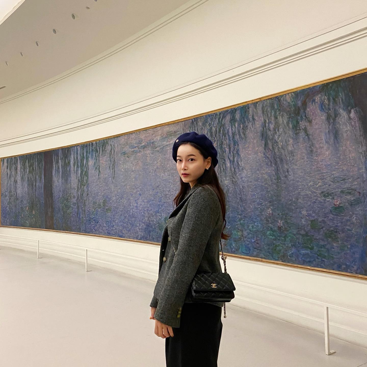 오랑주리 미술관🎨
클로드 모네의 수련 연작이 전시되어 있는 곳👨‍🎨

모네의 바람대로 조명 대신 천장이 유리로 되어있어
오로지 자연 채광으로 작품을 감상하도록 설계되었다고 한다.
그래서 빛에 따라 언제나 다른 모습이라는 수련🪷
미술 문외한인 나조차도 
타원형의 큰 화폭에 담긴 수련 작품은 경이롭게 다가왔다✨

#클로드모네 #수련 #claudemonet #lesnymphéas