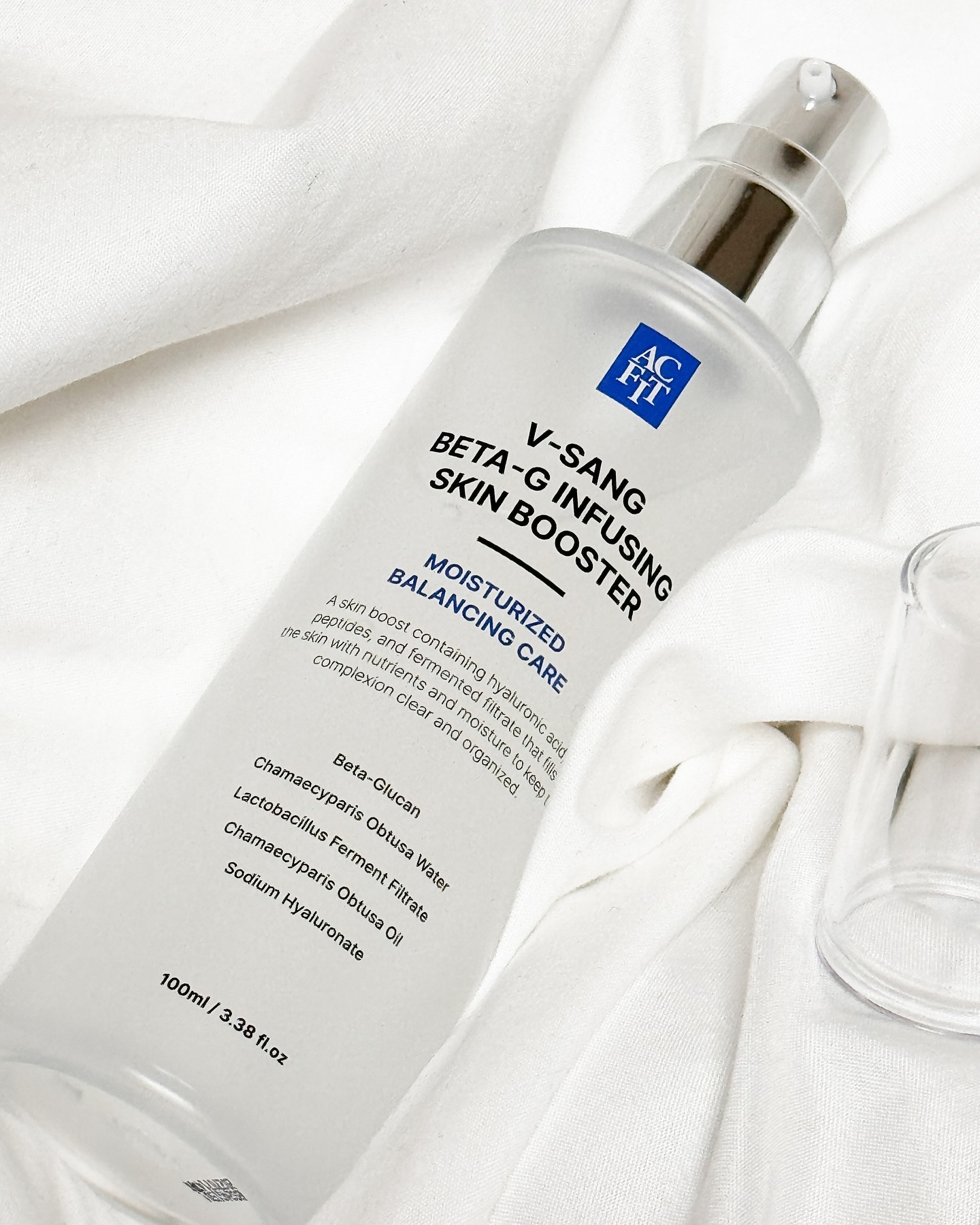 #제품제공

💙아크핏 비상 베타-G 인퓨징 스킨 부스터💙

💟100ml
_______________________________________
#아크핏 #비상스킨부스터 #진정부스터 #스킨부스터
요즘 날씨에 속건조, 수부지, 그냥 수분 부족 피부인
분들 모두 주목! 위 세가지에 다 해당된다면 더더욱
추천드리는 아크핏 비상 베타G 인퓨징 스킨 부스터
가지고 왔습니당!
-
💙𝑨𝑪-𝑭𝑰𝑻
에스테틱브랜드 ‘아크핏’은 20년 이상의 경력으로
문제성 피부 전문가이신 브이메디스파 원장님의
손길로 개발하여 탄생한 브랜드입니다!
-
💦수분폭탄 "5중 히알루론산&글리세린&베타글루칸"
피부 깊은 곳부터 채워줄 5중 히알루론산으로
촉촉함의 깊이가 다르며, 피부 보습을 돕는 글리세린과
천연성분인 베타글루칸(버섯류&곡류) 함유!

💦문제성 피부 "편백수&편백오일&발효여과물 2종"
피톤치드가 함유된 편백수와 편백오일을 담아
문제성 피부 관리에 도움을 주며 발효여과물이 2종
함유되어 피부 활력과 본연의 힘을 기르는 데 도움!

💦건강한 피부 "자연에서 찾은 5가지 추출물"
자연의 힘을 그대로 품은 배초향, 인삼, 뽕나무껍질,
녹차, 감초뿌리 추출물들을 함유하여 건강한 피부로
가꾸는 데 도움!

💦피부 자생&탄탄한피부 "펩타이드 6종"
피부 자생과 탄탄한 피부로 가꾸는 데 핵심 역할을
하는 펩타이드 6종 함유!
-
⭐이런분들 꼭 사용해보세요!
▫뭘로도 해소안되는 극건조 피부를 가지신 분!
▫자극없이 순~한 스킨케어를 찾으시는 분!
▫속당김과 겉당김이 심한 피부를 가지신 분!
▫수분감 낭낭 탄탄촉촉한 피부를 원하시는 분!
-
🤍총평🤍
수분폭탄이란 별명에 걸맞는 수분 충전력!
앰플이나 세럼으로 충분히 채워지던 저였는데 요즘
그걸로는 역부족인지 피부가 목마르다고 아우성을
치더라구요 ㅠㅠ 피지 조절도 잘 안되는 듯해 고민이
있었는데 왜 스킨 (부스터) 인지 알겠더라구요!
평소 세럼 바르는 거 만큼 발라도 빠른 흡수와 촉촉함에
감탄했는데 여러분들께 보여드리고 싶어 리뷰를 찍느라
꽤 많은 양을 얼굴에 도포했는데도 끈적임없이 쫙 흡수
되서 놀라기도 놀라고 너무 만족했어요!
이름 그대로 부스트 역할이라 원래 쓰던 스킨케어 루틴에
살짝쿵 넣기만하면 되는데 과하지않고 오히려 다음 단계
스킨케어에 힘을 북돋아 준다니 안 사랑할 수가 없어용
그리고 펌프형식이라 위생적이기도하고 캡이 있어서
샐 걱정도 엑스!! 별거아니지만 저만의 꿀팁은 
팩하기전에 한번 도포해주면 너무 좋더라구요! 수분감 채워
지는게 확실히 다른 느낌이여서 수부지, 극건성인 주변
코덕들에게 스킨부스트무새로 살아가고 있답니당🤍🤍
-
#제품제공 #아크핏 #아크핏비상 #스킨부스터추천
#에스테틱화장품 #수분앰플추천 #수분에센스추천
#에스테틱전문코스메틱 #브이메디스파