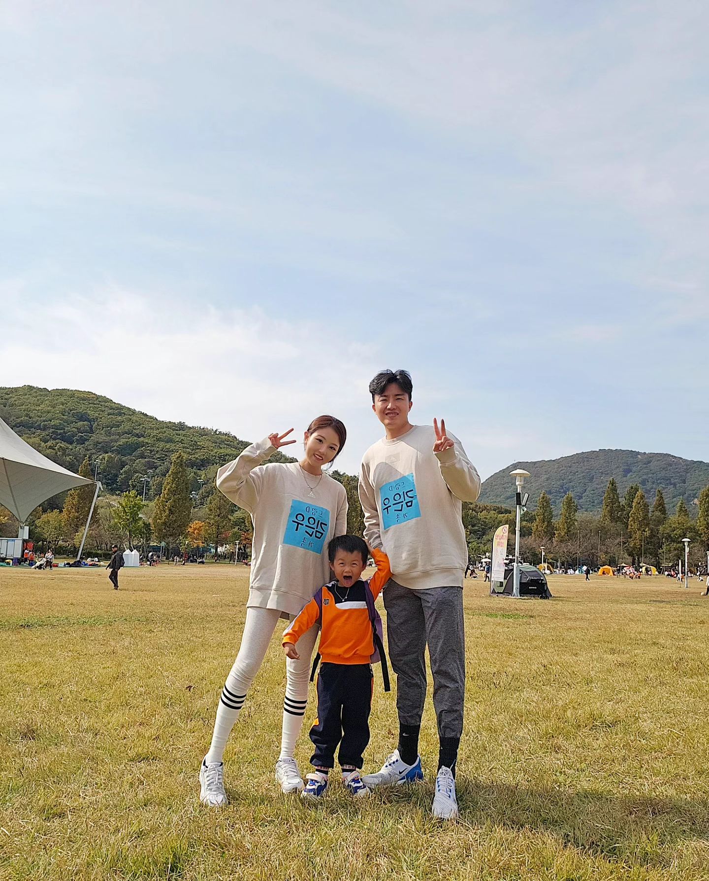 💛

우리아덜 유치원 첫 운동회
너무 재밌었다..🫶
엄마달리기1등아빠달리기2등ㅋ
줄다리기 질질 끌려가면서도
열심히 한 은우파파도 고생했음
우리 내년에는 계주도 나가자오빠..
내년엔 텐션좀 업해줄래..?

#우리통통이
#가을운동회 
#슬기로운유치원생활 
#47개월아들
#아들래미
#성장기록
