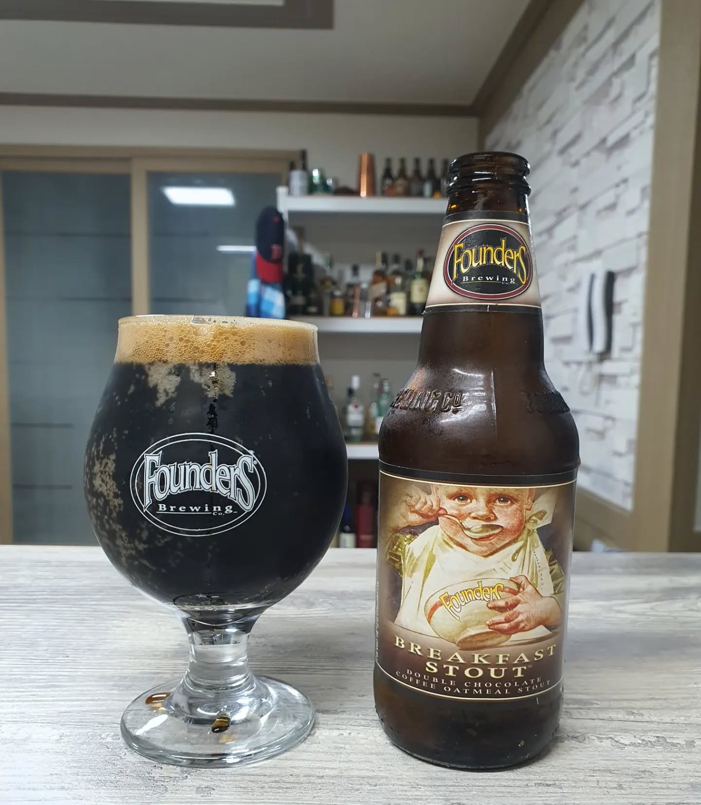 #맥주 #간단리뷰 91 #그날그느낌 
#파운더스_블렉퍼스트스타우트 #Founders_Breakfast_Stout #파운더스브루어리 
가격 1병 12000원? (축제 현장구매)
타입 : 임페리얼 스타우트
도수 : 8.3%
IBU : ??
.
#노즈 
완전 검정색, 진한 브라운헤드컬러 거품, 유지력은 약한편, 맡자마자 밀크초콜릿, 커피가 올라옴. 
#팔레트 
탄산 약간있음. 질감이 부드러움, 입안에서 잘 달라붙어서 넘어가는게 좋음. 바디는 무거운편. 볶은 맥아 느낌이 확실히 좋음. 탄맛보다는 고소함이 크게옴. 
#피니쉬 
산미없고 넘어가고 커피향이 입안에 퍼짐. 그뒤로 단맛여운이 길게느껴짐. 맥아단맛보다 커피-초콜릿이강함. 끈적거리지 않음. 도수가 살짝 느껴지는데 거부감은 없음.
.
좋아하는 브루어리이다. 그동안 많이 먹어왔는데 기록남긴게 이게 처음이다. 이것저것 마셨는데..기록을 어디두고 까먹은거 일수도. 귀리 오트를 넣었다. 딱히 두드러지는 맥아맛은 잘모르겠는데 고소함이 좋았다. 초콜릿 코팅된 커피를 먹는 느낌이 좋았다.
.
#한마디 
이것이 서양인들의 근본 아침밥?!인 맥주
.
.
.
.
#beer #craftbeer #drinks #ale #lager 
#수제맥주 #크래프트비어 #비어라이프 #맥린이 #편의점맥주 #와앤모 #바틀샵 #맥주리뷰 
#조주기능사 #술스타그램 #일상 #맞팔 #소통 #데일리