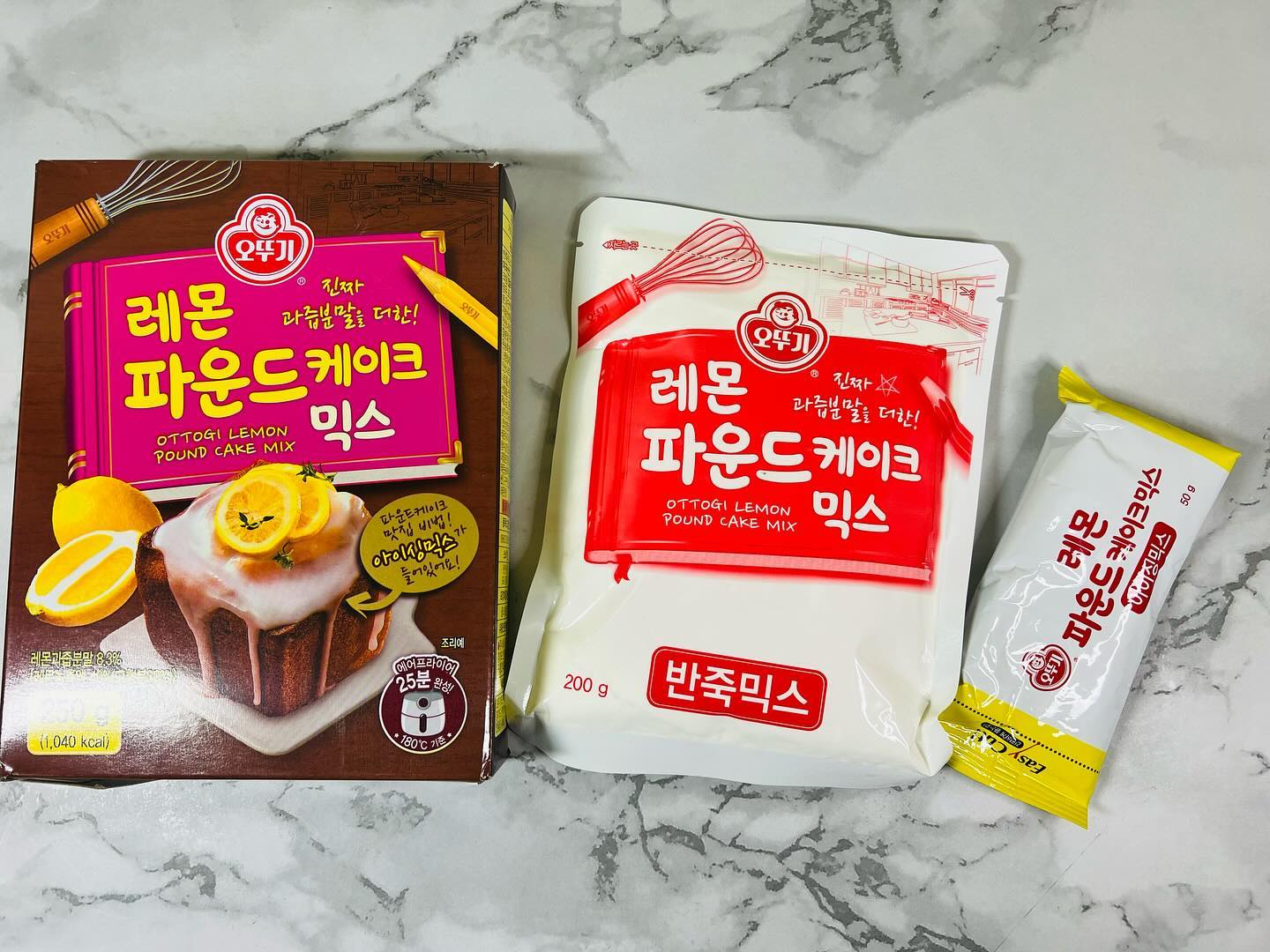 ⠀
서윤이랑 같이 파운드케이크 만들기
사실은 만들기는 내가 다하고 서윤이는 데코만~
데코하는 스프링클이랑 초콜렛보다 그냥 윤이 입으로 들어가는게 더 많은듯 🤣🤣
⠀
📍 오뚜기 레몬파운드케이크믹스 ottogi_daily 
⠀
#부산#부산맘#동래맘#아들맘#장꾸아들#7살#7살아들#집콕놀이#유아요리#홈베이킹#노오븐베이킹#오뚜기#파운드케이크#파운드케이크믹스#데코는아들이#주말#주말육아#주말일상#육아일기#육아스타그램#일상#소통
⠀