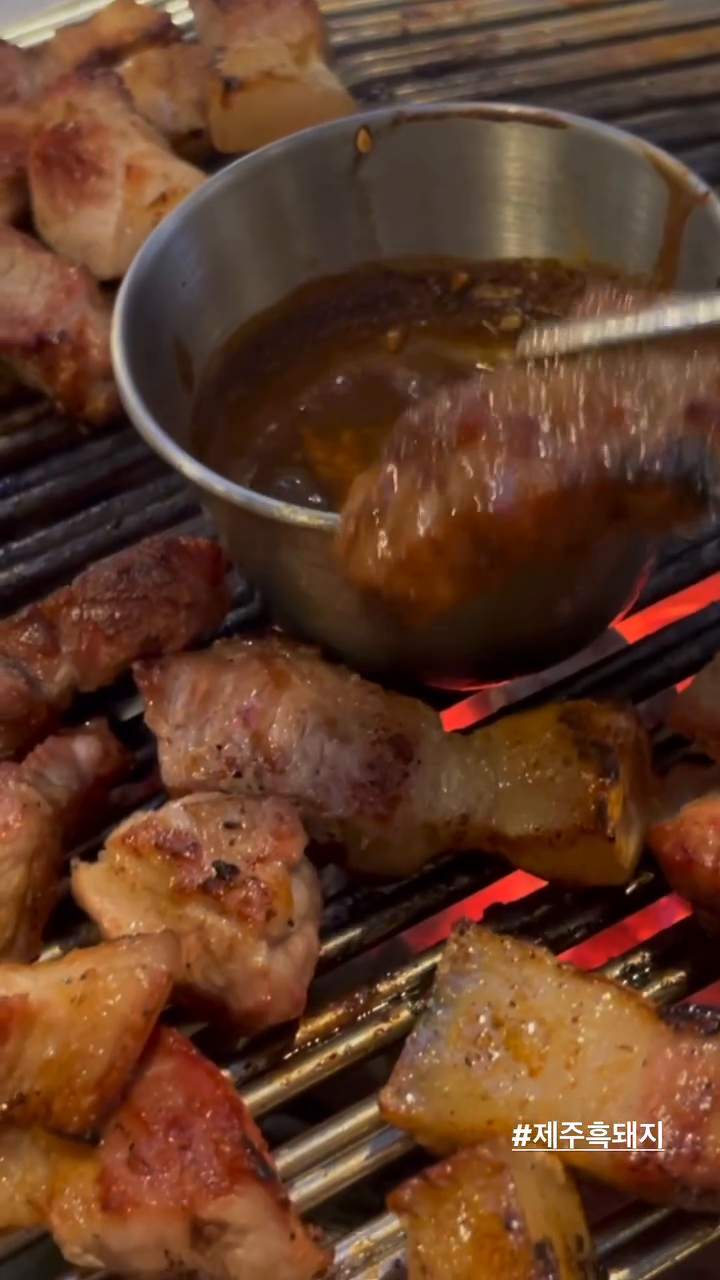 #구어라조연탄
제주시 흑돼지 맛집 ! 구어라조연탄
쫄깃하고 부드러운 고기에 멜젓 🐷
이조합 말해 뭐해 ~~~
