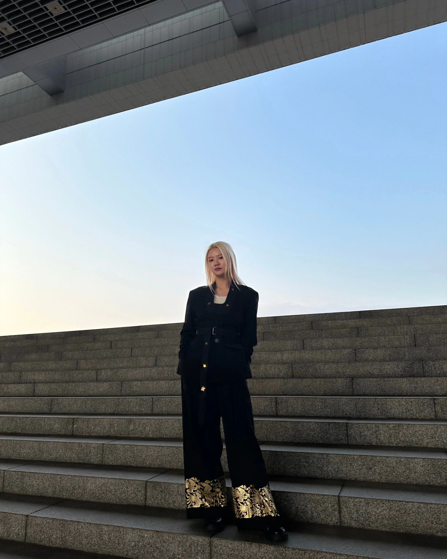 온다타 : 파랑한복의
권위의 옷 프로젝트 중 첫 번째 이야기
옛 왕실의 권위를 본받은 정장

월요일부터 펀딩 중이었던 권위의 옷. 
제품을 샘플로 먼저 착용해보았습니다.

스란슬랙스가 화려하면서 간결하여 너무 멋스럽더라구요✨
자켓은 매일 입고 싶을 정도로 핏이 예쁘고 퀄리티가 좋아요.
노말한 스트레이트 정장 핏에 두가지의 무드를 줄 수 있는 양면 벨트로 허리를 잡아 줄 수도 있어요📍

대례복 중 하나인 원삼/스란치마를 재해석해
현대식 정장으로 제작한 제품이라고 해요!

지금 시착회가 진행 중이니 관심있으신 분들은 꼭 한번 시착해보시길 추천드려요💫 (퀄리티가 이건 진짜 입니다...최고🥹)

1차 시착회 : 3/8~10
2차 시착회 : 3/16~17

parang.hanbok
프로필 링크에서 지금 바로 확인하세요