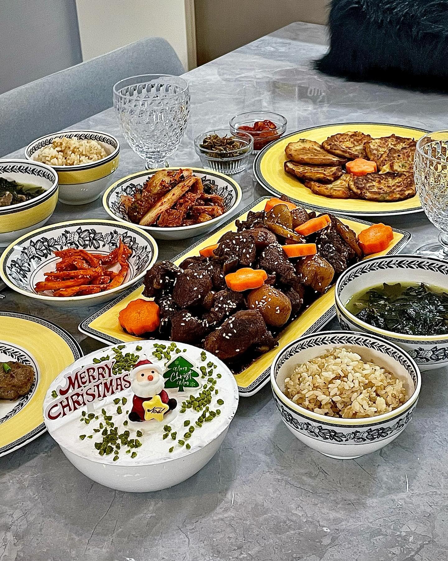 #협찬 #제품제공 
🏷️ cafenoli 

#집밥쮸선생👩🏻‍🍳🍚 

생일 밥상 차려준 울 남편🫶🏻
평소에는 다 하려는 저때문에 요리를 잘 안하지만 하니까 요리 쫌 치더라구여? 너-무 맛있어서 놀라웠다🤍
자기 너무 고마워 라고 했더니 아니야 내가 더 고맙다 이렇게 힘들줄 몰랐네 라고.. 찡-🥲

전 날 케이크는 친구들과 먹어버려서 “ 카페노리 스노우볼 케이크 ” 밀키트로 크리스마스 분위기도 내보았어요💚
요즘 베이킹에 슬슬 관심 가는중인데 요건 완전 초간단 밀키트!
세상 만들기 쉬운데 크리스마스 분위기 내기는 몽글몽글🎄
3개나 만들 수 있어서 크리스마스 때 또 만들어서 분위기 즐길 예정〰️🎅🏻♥️

오늘의 꿀조합🍽️
-
#갈비찜 #미역국 #참치야채전 #크리스마스케이크