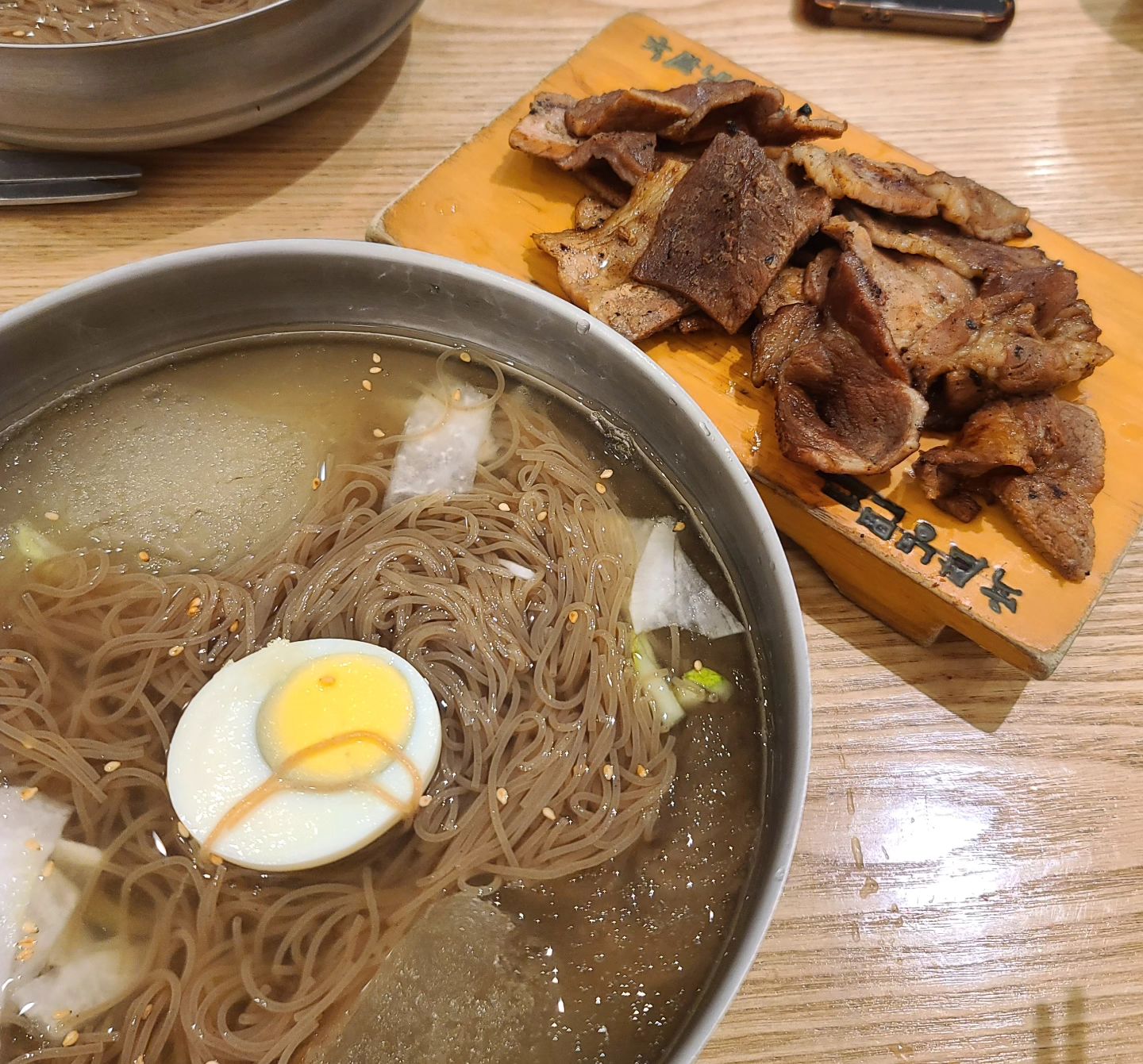 #부평 #육쌈냉면 
여름마다 찾는 #냉면
우리는 #물냉면 으로만 주문했다

나는 교정기때문에 잘 씹지 못해서 다 잘라서 숟가락으로 퍼먹었는데 육수가 맛있으니 어떤방법으로 먹어도 맛있다😁

달달한 양념에 불향까지 나는 #갈비 는 얇아저 냉면이랑 싸먹기 딱 👍

근데 왠만하면 #만두 는 먹지말자... 
찐만두용을 물만두로 익힌건지 안에 물이 가득차있고
간도 너무 싱거워서 간장에 담궈서 먹었다 

다음에는 #비빔냉면 으로 도저언!!!