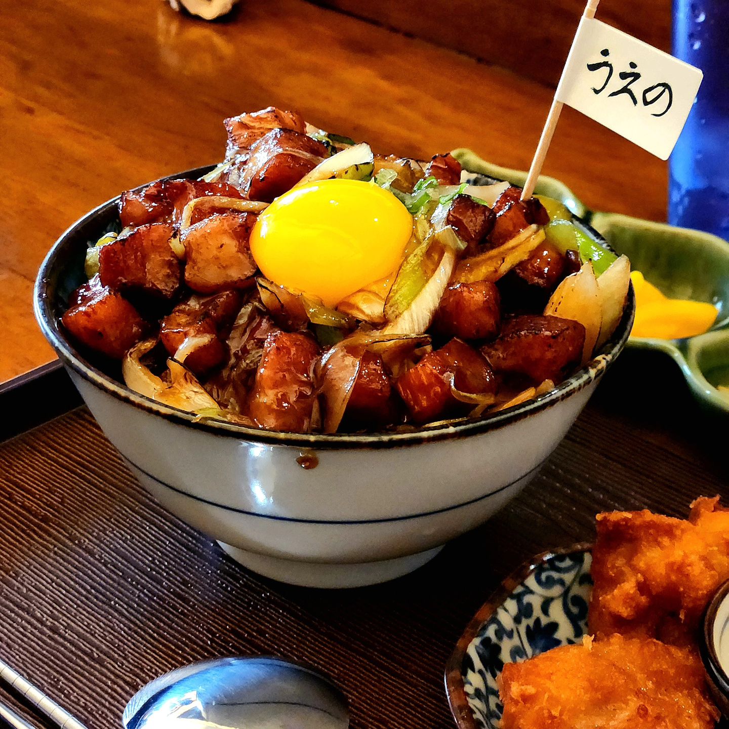 🍚일본 느낌 물씬 풍기는 덮밥집🍚⠀
⠀
⠀
⠀
이번에 방문한 가게는 삼각지역 근처에 위치해 있는 일본 덮밥집 "우에노"입니다! 가게 내부도 일본 느낌, 포스터도 일본감성이 느껴졌던 곳이었어요❣️❣️⠀
⠀
⠀
⠀
🍚처음 메뉴는 돈토로동!⠀
항정상 덮밥인데 불향도 좋고 달달한 양념이 너무 맛있었어요! 고기도 부드러웠답니다❣️❣️⠀
⠀
⠀
🍚두번째 메뉴는 믹스동정식!⠀
돈카츠와 새우튀김이 올라간 덮밥이에요! 고기는 수비드로 진짜 부드러웠고 새우도 큼지막해서 좋았어요! 또 각각 소스에 찍어먹을 수 있게 소스도 주더라고요❣️❣️⠀
⠀
⠀
🍚사이드메뉴로 가라아게!⠀
일식집가면 무조건 가라아게를 시키는데 기본적인 가라아게맛이었어요! 같이 주는 소스는 꽤 매콤해서 음식들이 느끼할때쯤 먹어주면 딱 좋았답니다❣️❣️⠀
⠀
⠀
⠀
⠀
🍽️ 서울 용산구 한강대로 166-1 2층⠀
🍽️ 0507-1409-8608⠀