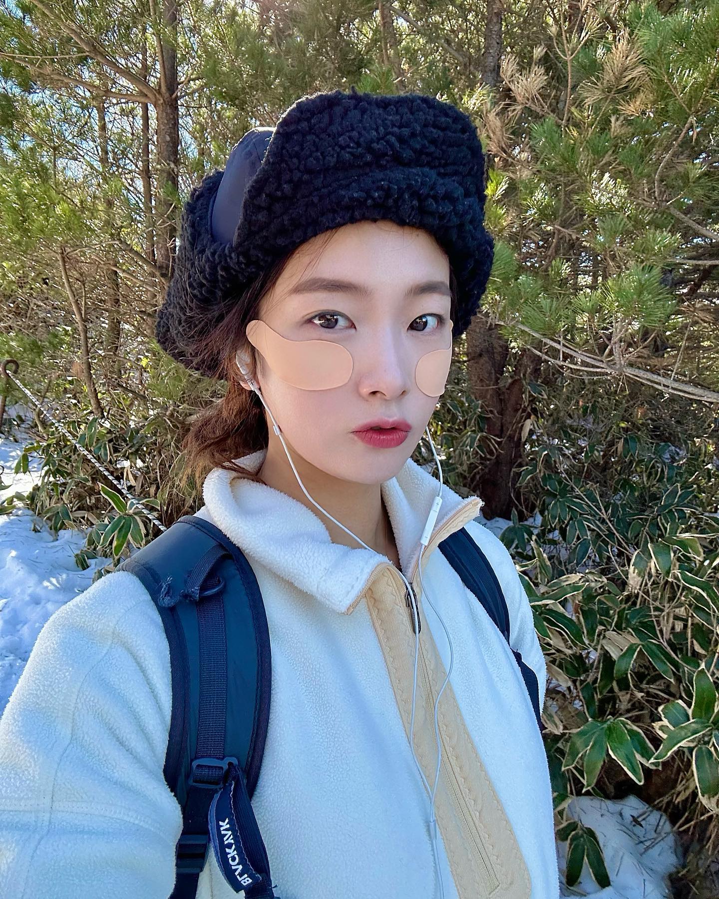 눈오는 한라산은 진짜 꼭꼭 가야해🏔️
오늘은 관음사코스로 백록담 완등✌️
성판악코스보다 훨씬 예쁜데 
훨씬 힘들어요 🫠🫠
차 찾으러가는거 안귀찮으면 
성판악 - 관음사로 가는게 젤 베스트....⭐️
계단이 너무 많아서 무릎이 고장났어요 🫣
그래도 눈 밟는 소리도 좋고 
날씨도 좋고 무릎과 바꾼 행복 ❄️
군밤장수🍠
