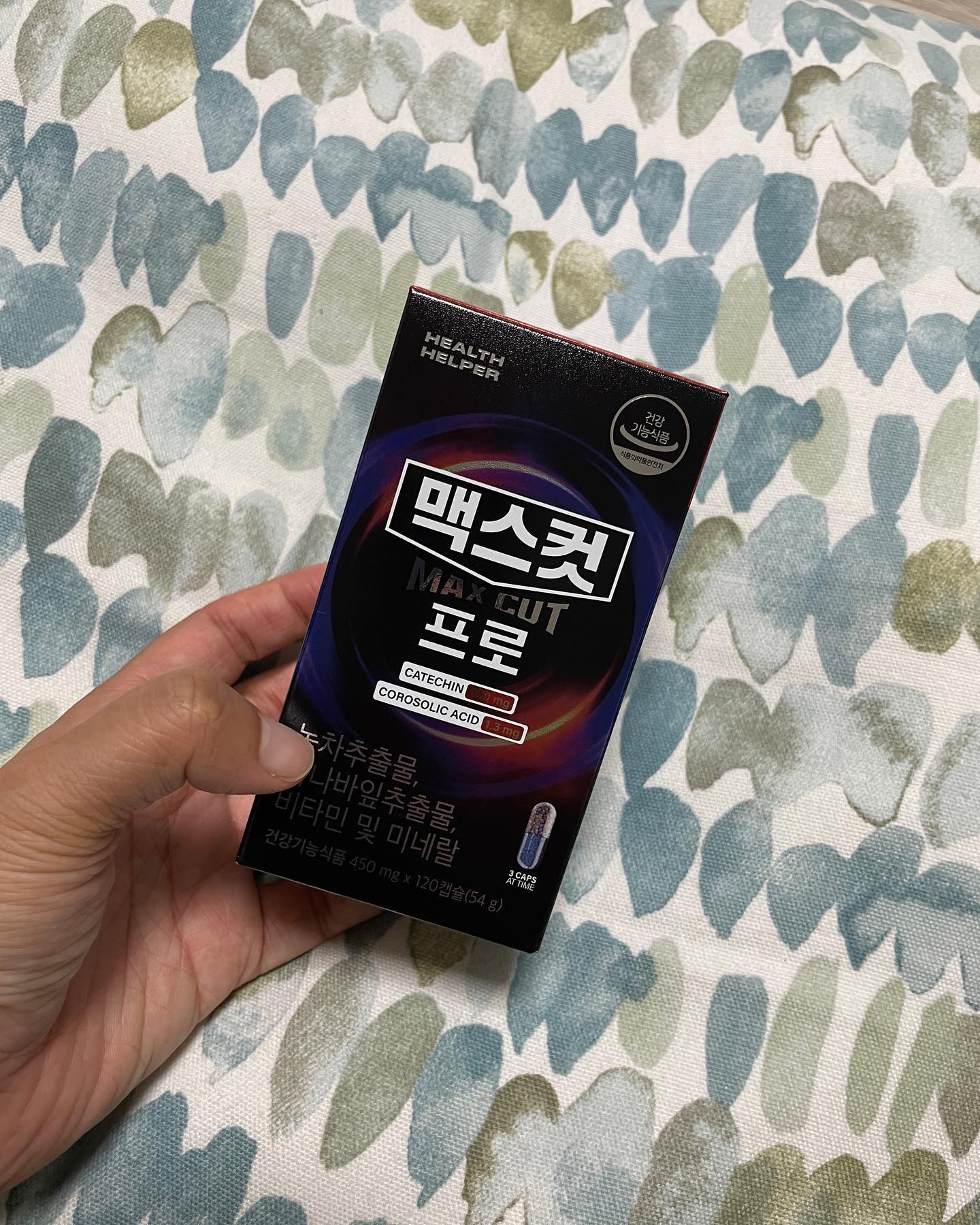 #협찬 날이 더워지면서 부쩍 다이어트에 관심 많아진 분들 계시죠‼️ 그래서 간편하게 하루 #밥먹고3알 만 챙겨 먹으면 되는 #맥스컷프로 소개해드리려고 해요 😊

무리하게 굶으면서 빼는 게 아니라 탄수화물을 컷팅해주는 원리라고 하는데요 ! 밥 먹고 챙겨먹기만 하면 식후 혈당이 급격하게 상승하는 걸 막아준다고 해요 💗 

우리가 살찌는 원인은 다 혈당 스파이크에 있었거늘 ,, 운동을 아무리 열심히 해도 빠지지 않았던 이유는 체질이 바껴서 그런거라고 하더라구요 ㅠ 저도 밥과 빵을 엄청 좋아해서인지 식곤증도 심하고 살도 금방 찌는 것 같았거든요😭 그래서 밥먹고 식후3알 꼬박꼬박 챙겨먹는 중이랍니당 ! 식사후 운동전 야무지게 먹고 있어요〰️ 

#헬스헬퍼 맥스컷프로는 #체질개선다이어트 를 도와주는 아이템이기도 하답니다 🫶 
체지방 감소에 도움이 되는 순도 75% 녹차카테킨을 한 알에 가득 담았기 때문이죠〰️

* 평소 탄수화물을 끊기 어려우셨던 분들
* 체지방 증가가 걱정되시는 분들
* 혈당관리가 필요한 분들 

헬스헬퍼 맥스컷프로로 올여름 제대로 관리해보시기〰️💪💪

• 제품 정보는 요기서 ➡️ https://healthhelper.kr/product/detail.html?product_no=245

#전문가용컷팅제 #맥스컷 #헬스헬퍼맥스컷 #맥스컷프로 #밥먹고3알 #하정우관리템 #체질개선다이어트
#녹차카테킨 #바나바잎추출물 #전문가용컷팅제 #탄수화물컷팅 #체지방컷팅 #혈당관리 #혈당스파이크 #혈당다이어트 #굶지않는다이어트 #20일다이어트 #파란병다이어트 #다이어트보조제 #칼로리컷 #칼로리컷팅제 #다이어터 #다이어트 #다이어트일기