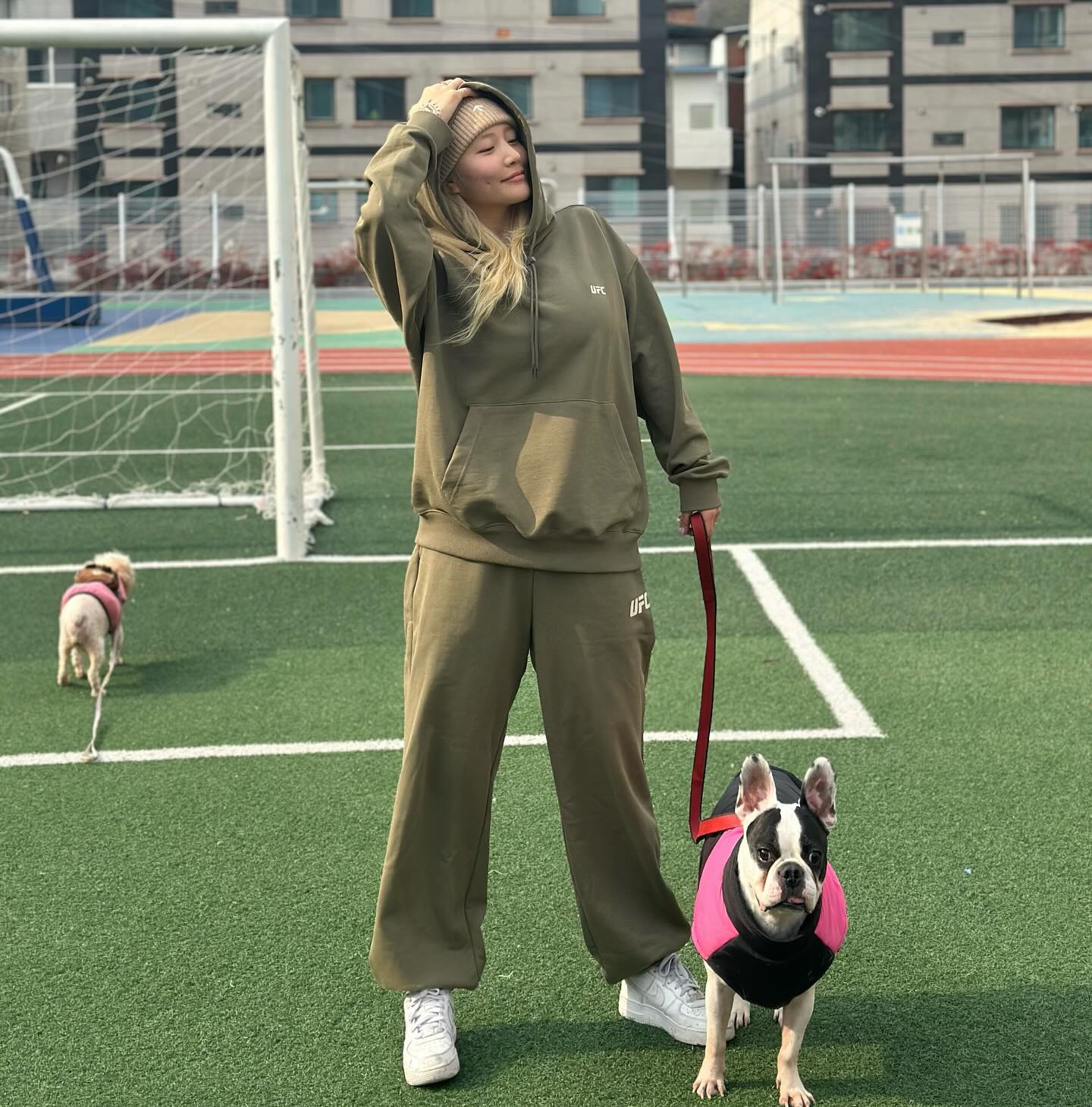 UFC 24SS 신상 아이템 출시 소식을 알립니다 삐빅📍

내 꼬까옷 예뿌쥐,,?🤭 애들 산책 할 때 처럼 간단한 운동할 때 입기 딱 좋음!!!🥑🍀 
프리미엄 저지원단으로 만들어서  견고하면서도 탄탄한 핏감 미쳐쮜,,🫧 

뒷모습 까지 예뻐버리는 3M 리플렉티브가 되는 UFC 빅로고 포인트까지🥹 

+신규 가입시 20만원 쿠폰팩 즉시 발행해준데요🤙🏽

암튼 예쁜 꼬까옷 입고 집사 미션도 클리어😁🫧
엄빠 나트랑에서 아쥬 신명나게 놀동안 시골갱얼쥐들 아주 잘맥이고 잘 놀아줬답니다🤭
저 또한 빈 엄빠집에서 엄마가 준비해놓은 음식들 너무 잘먹고 잘쉬다 가서 펜션 놀러갔다온 기분이었지 모에요🤣 

오늘은 연휴동안 잘 먹은거 다 털러 등산 갑니다용💗 
다들 남은 연휴 잘 쉬자요🫶🏽

ufcsport_korea #광고 #ufc
#ufcsport #ufc스포츠
#weareufc #keepgoing
#ufc후드 #후드 #ufc팬츠 #팬츠