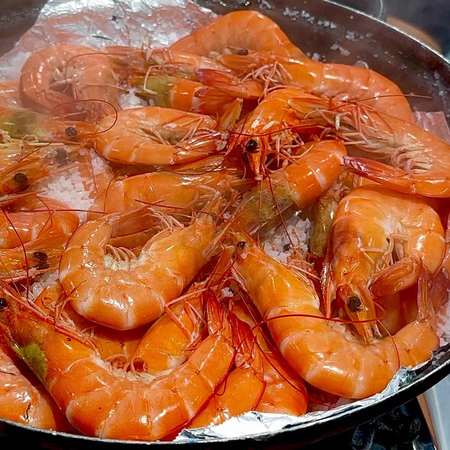 [김포/ #약암양식장]
누가 새우를 아침10시부터 먹냐.....
⠀
많은 사람들이요.... 진짜많음..
⠀
⠀
🏷️ 새우 1kg 35,000원 (23~25마리)
⠀
성인4명이 누린 7만원의 행복‼️ 🫶🏻🫶🏻
새우 가격만 내면 테이블제공 (아기의자도 있음)에
냄비, 버너, 소금, 가위, 집게, 뜨거운 물, 전자렌지,
에어프라이어 그리고 쓰레기통이 제공돼요!
술이랑 컵라면 등 필요한건 직접 챙겨가시면 돼요~
⠀
⭐️낸시 추천 준비물리스트: 목장갑, 니트릴장갑, 나무젓가락, 컵, 앞접시, 컵라면, 햇반, 물티슈, 아이스쿨러 (술, 물, 음료수, 돌얼음, 와사비, 초장), 간장, 종이호일(에어프라이어용)
⠀
⚠️ 버터구이 하면 안돼요! 걸리면 바로 퇴장!
새우머리는 에어프라이어에 180도 20분 구웠더니
바삭바삭 맛있었어요👍🏼
⚠️ 냄비 교체 안돼요! 소금은 리필 가능
⠀
오픈은 10시고 오픈런 추천해요..
테이블은 50개..? 정도 되는 것 같은데
일요일 10시10분기준 만석이었어요! 👍🏼👍🏼
웨이팅 리스트에 이름적고 일행중 한명만 현장웨이팅하고
나머지분들은 차에서 기다리시면 돼요!
⠀
새우 달달하고 맛있었어요 👍🏼👍🏼
내년에 또 가려구요!!
⠀
직원분들 엄청 친절하시고요!
직원분들이 새우 1kg씩 냄비에 부어주셔요
주차장도 넓고
화장실은 무섭게 생겨서 안갔지만.. 있긴 합니다!
⠀
⠀
#새우구이맛집
#김포새우구이
#새우구이
#서울근교
#서울근교맛집
#김포약암양식장
⠀
⠀
⠀