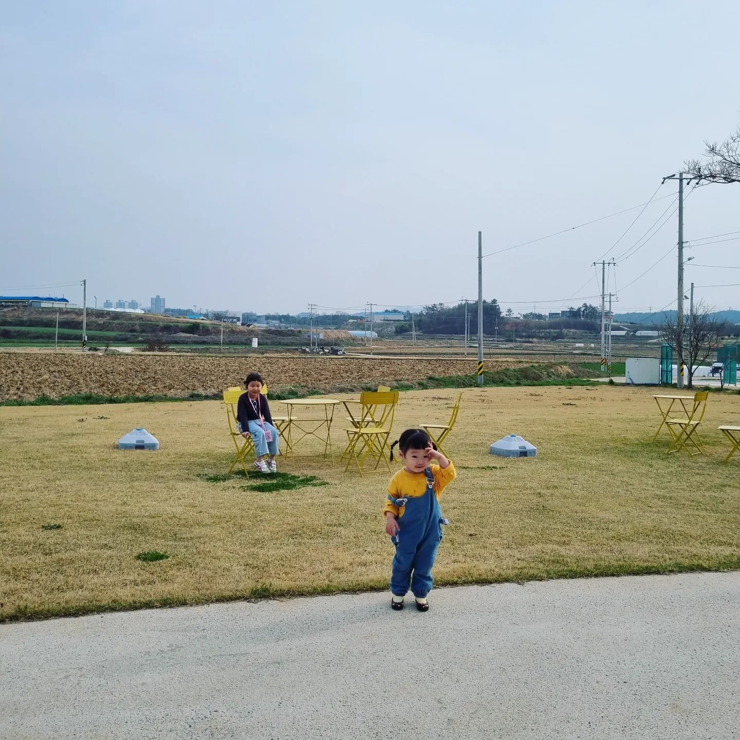 #첫줄
망아지 두마리랑 선생님 만나러🫠 (힘....둘)
#너네만즐겁다면엄마괜찮다 #망아지한마리는자연인 #바지벗고신발벗고 #망아지한마리는사진만최소50장ㅋㅋㅋㅋ #혼자갔음죽었다ㄷㄷ #망아지두마리 
.
.
#깡자매 #생후2031일 #생후702일 #어제보다오늘더사랑해 #대칠씨💕